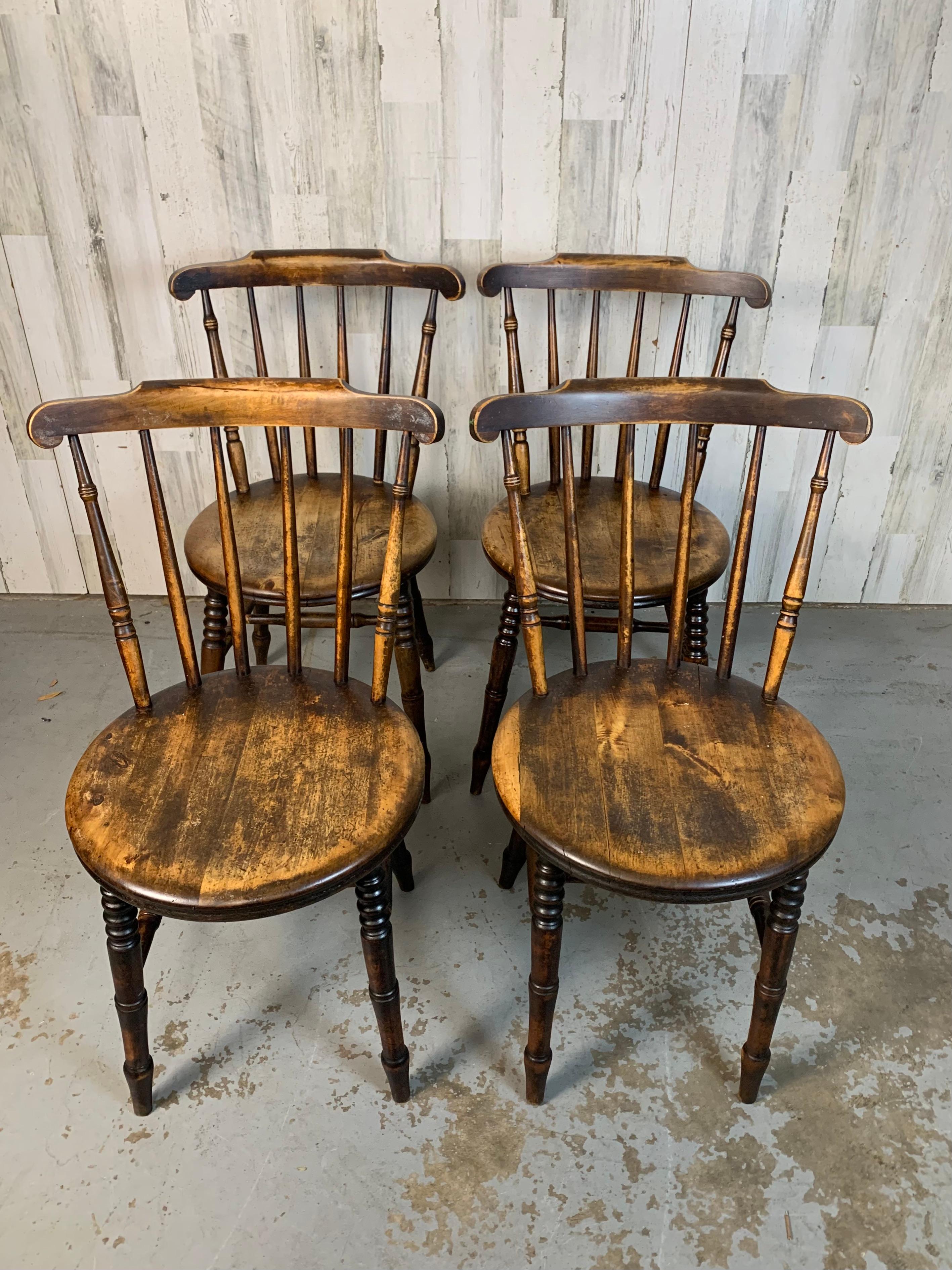 Inconnu Table de taverne et quatre chaises Windsor Penny en vente