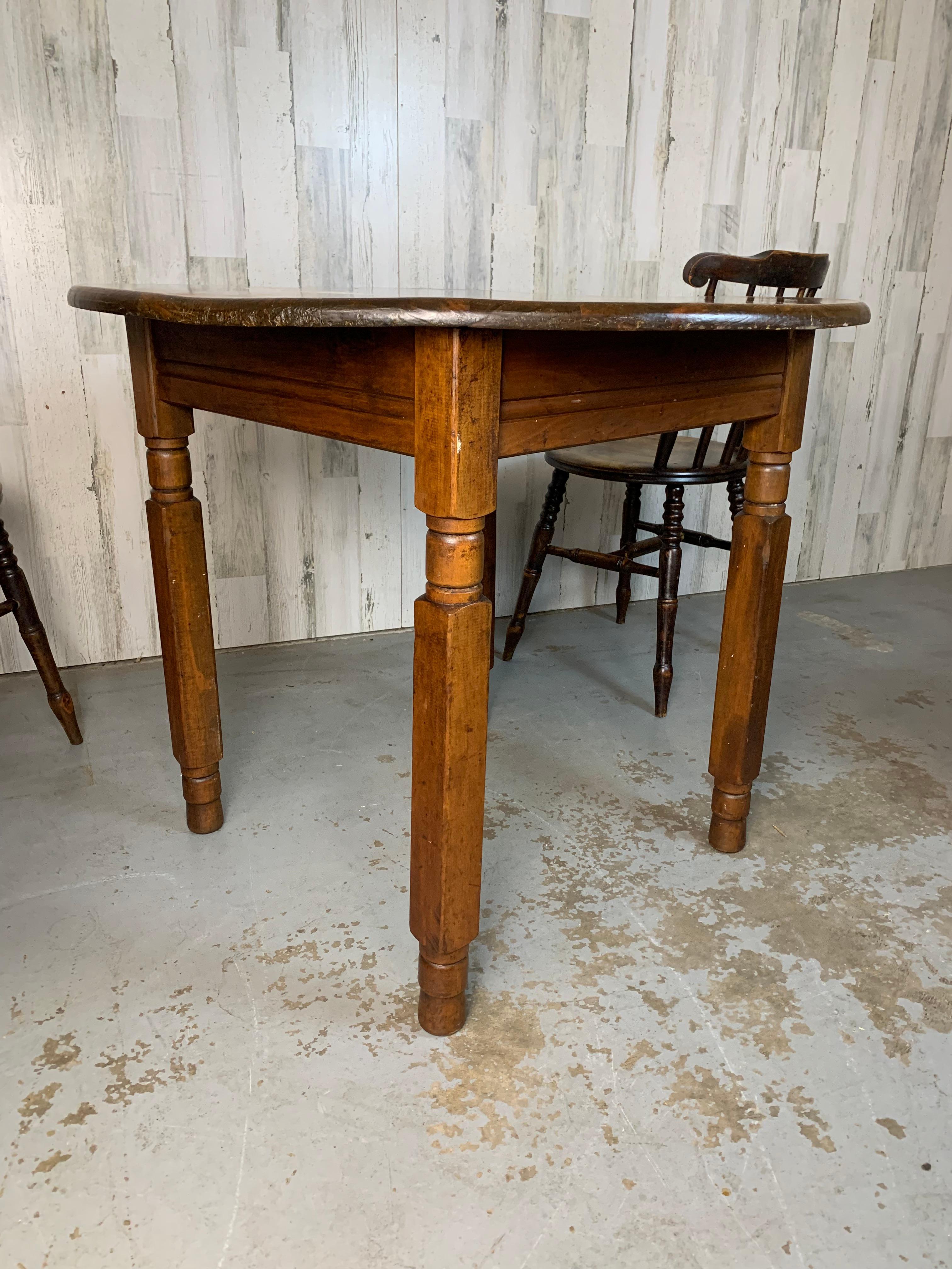 Fait main Table de taverne et quatre chaises Windsor Penny en vente