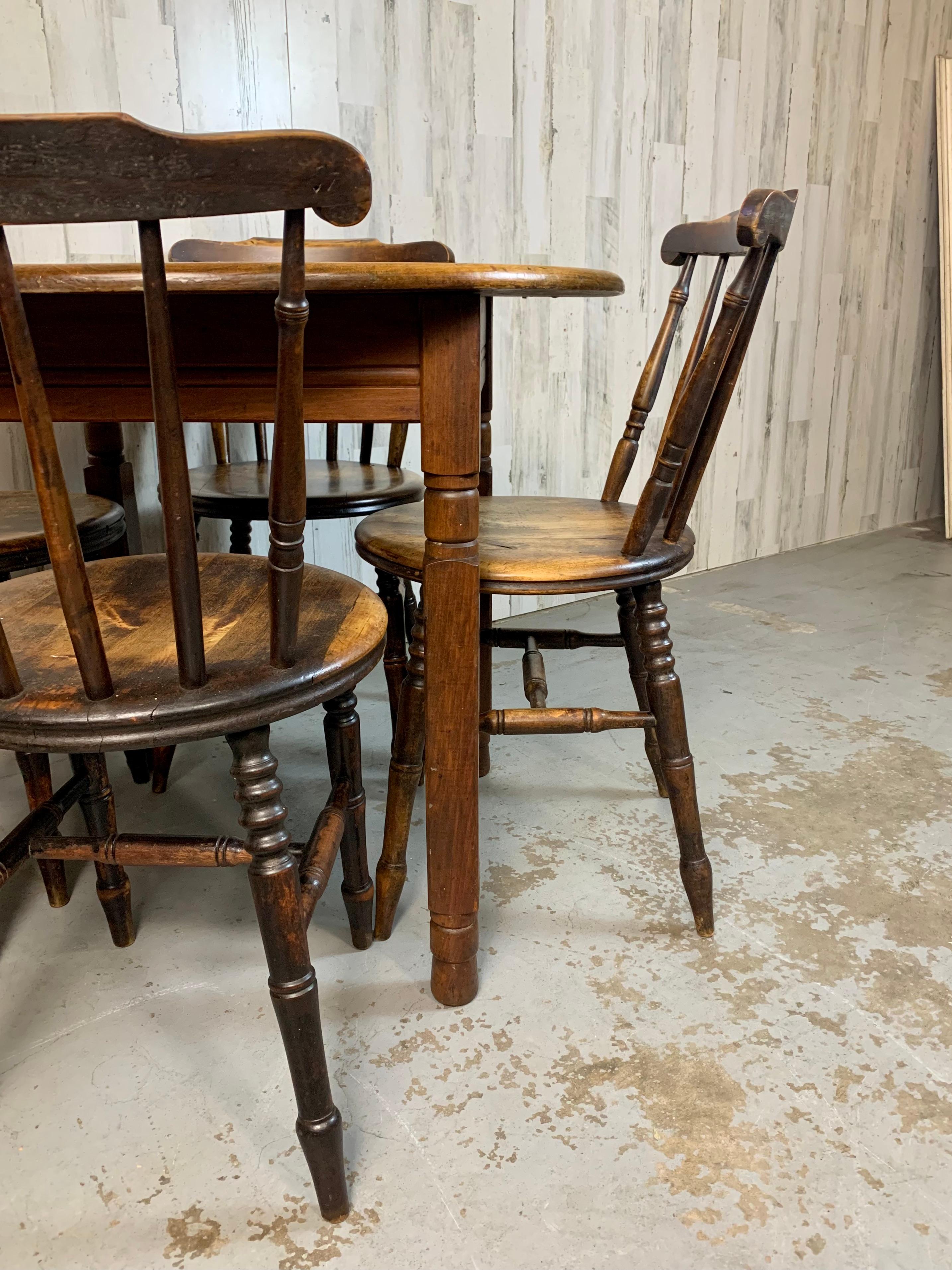 Hêtre Table de taverne et quatre chaises Windsor Penny en vente