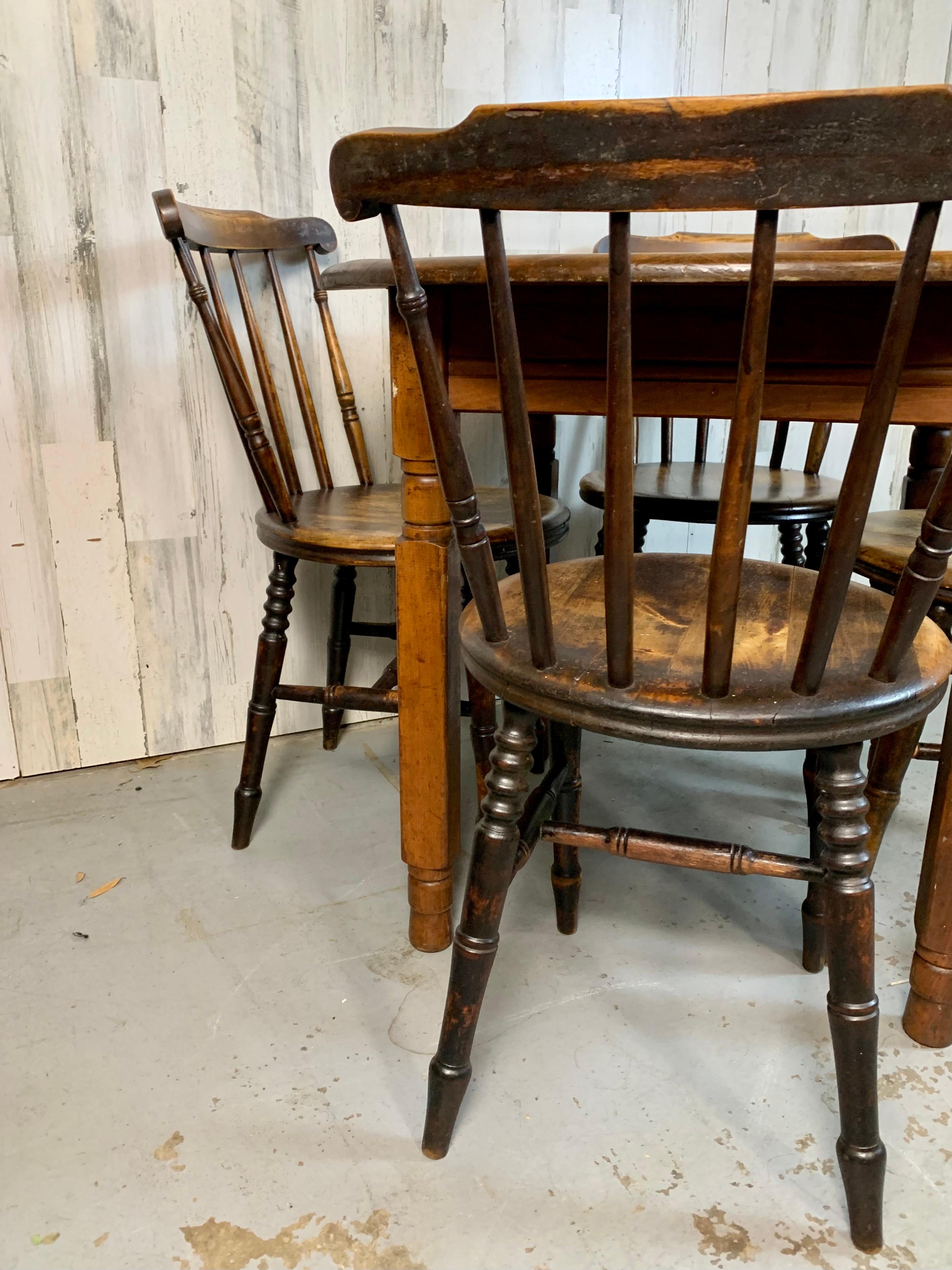Table de taverne et quatre chaises Windsor Penny en vente 1