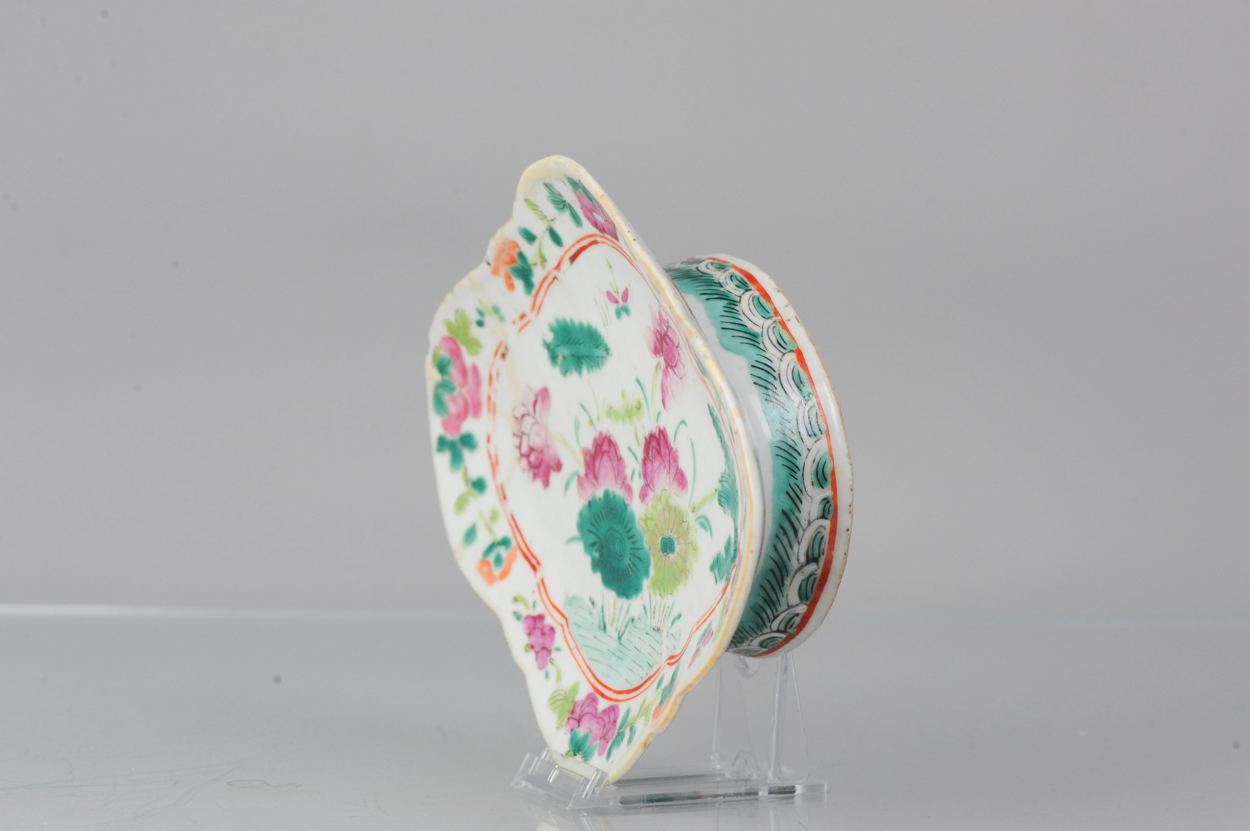 Antique Tazza Bowl Qing Flowers Tongzhi / Guangxu, 19th Century  In Good Condition For Sale In Amsterdam, Noord Holland