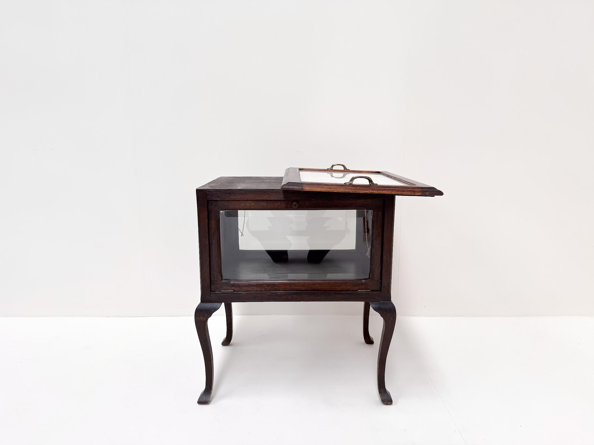 Antico mobile da tè / vetrina con vassoio rimovibile in vendita 4