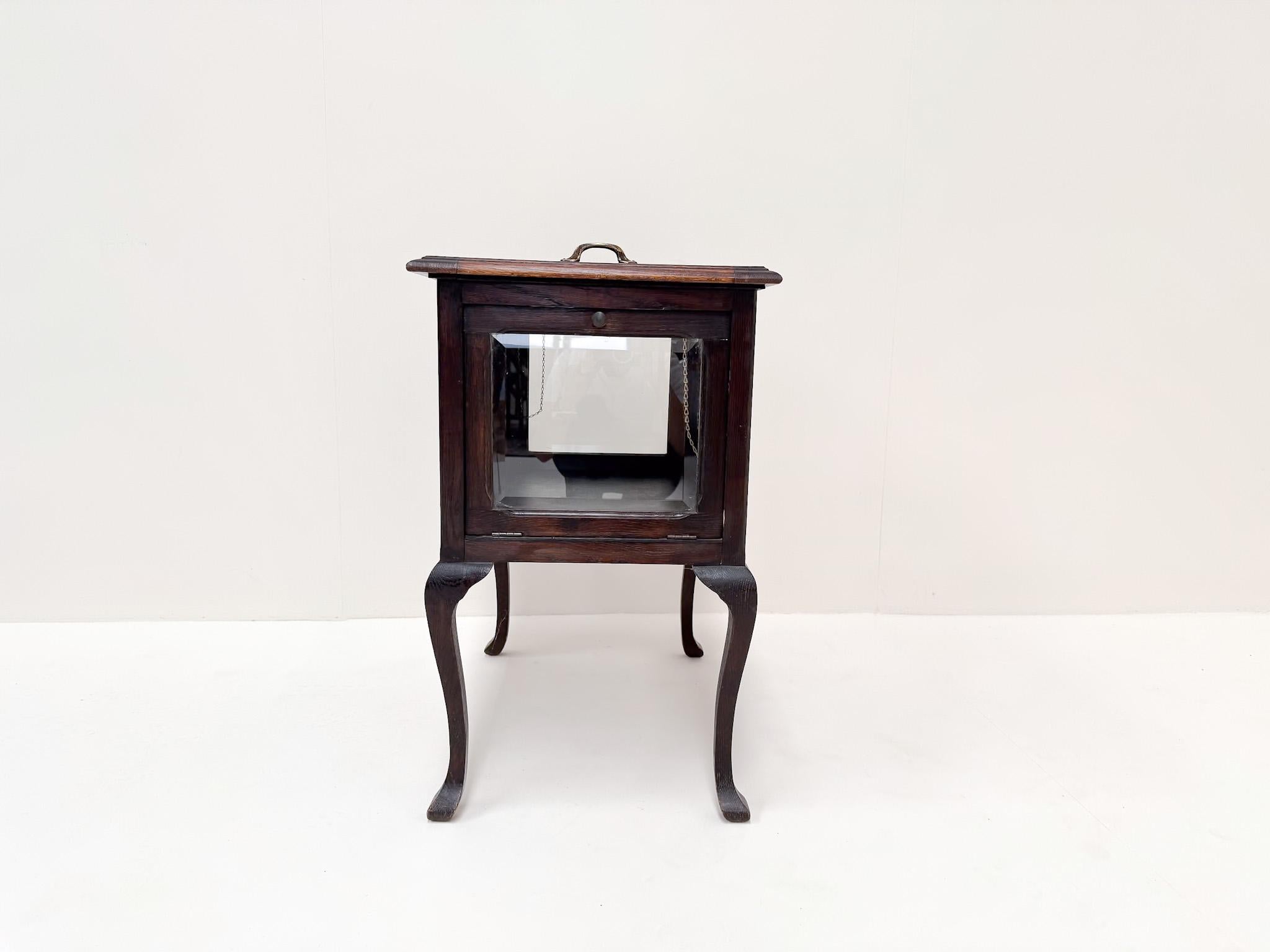 Antico mobile da tè / vetrina con vassoio rimovibile in vendita 6