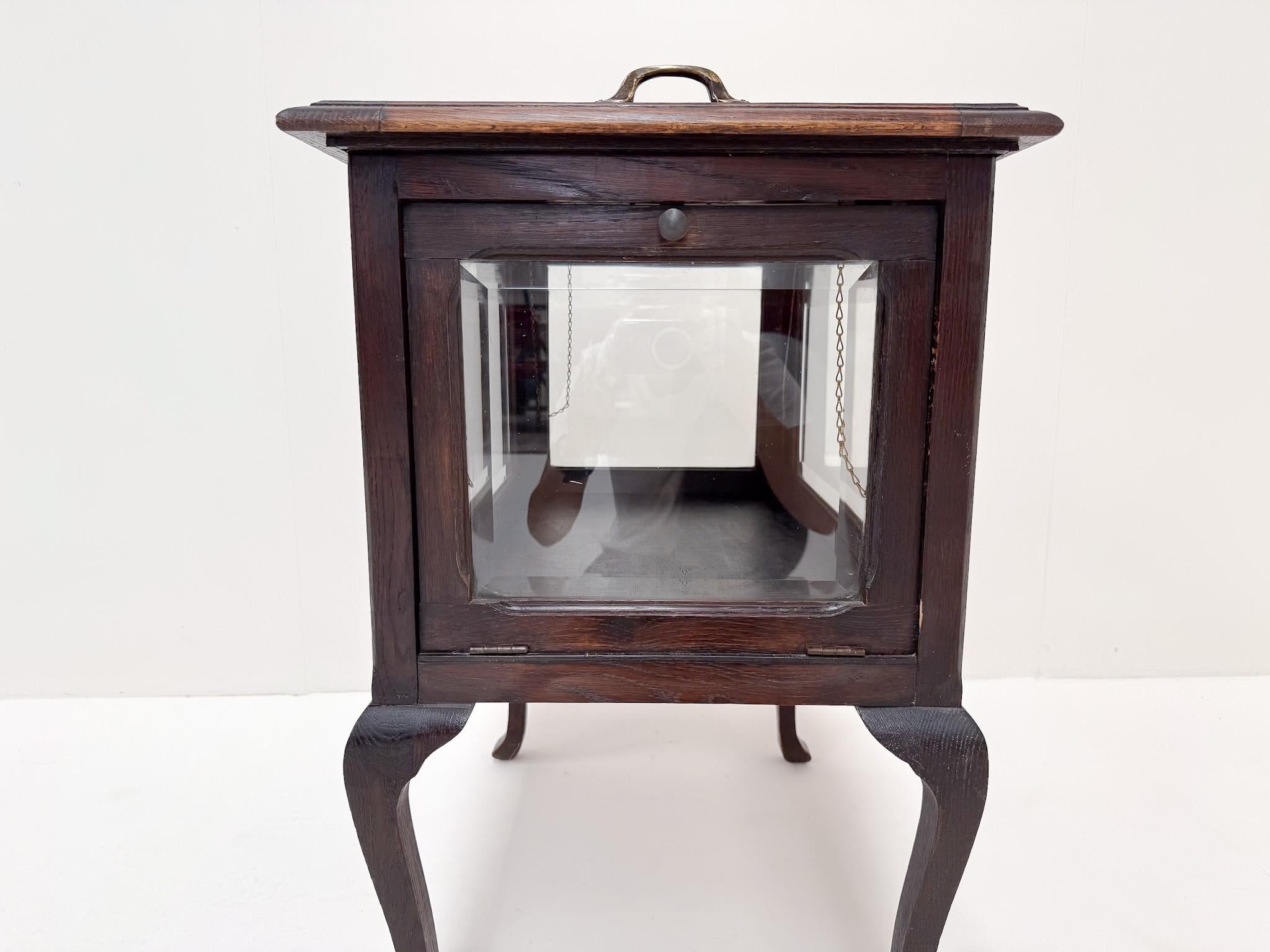 Antico mobile da tè / vetrina con vassoio rimovibile in vendita 7