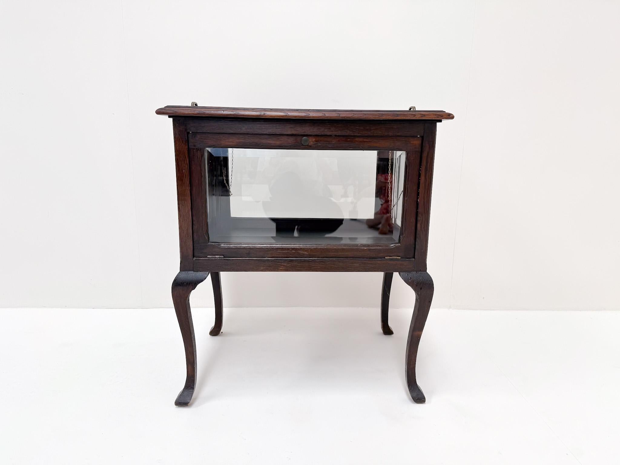 Antico mobile da tè / vetrina con vassoio rimovibile in vendita 8