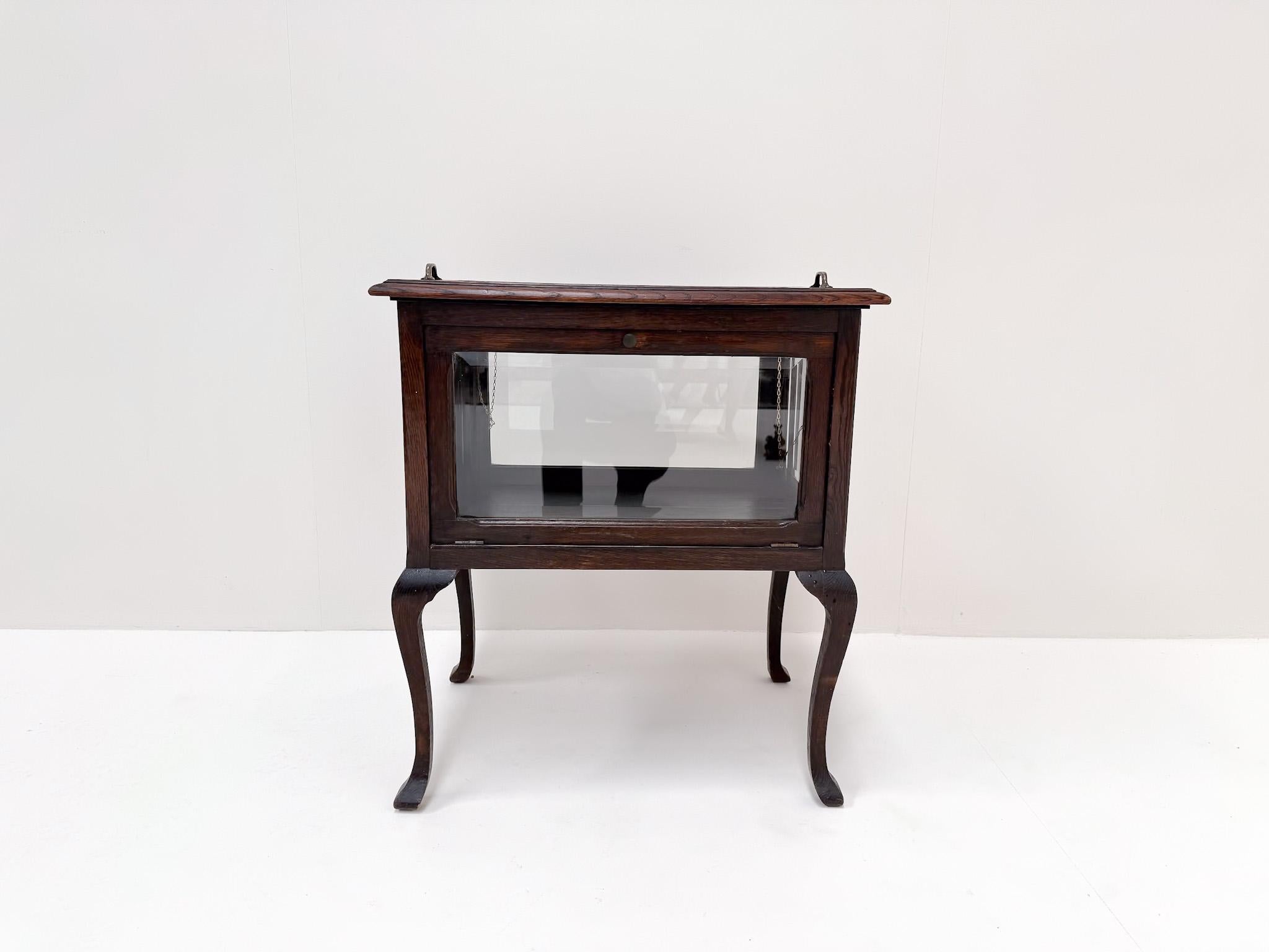 Antico mobile da tè / vetrina con vassoio rimovibile in vendita 9