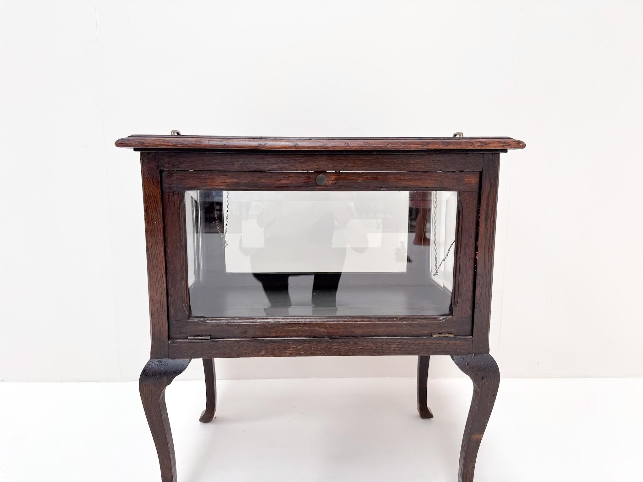Antico mobile da tè / vetrina con vassoio rimovibile in vendita 10