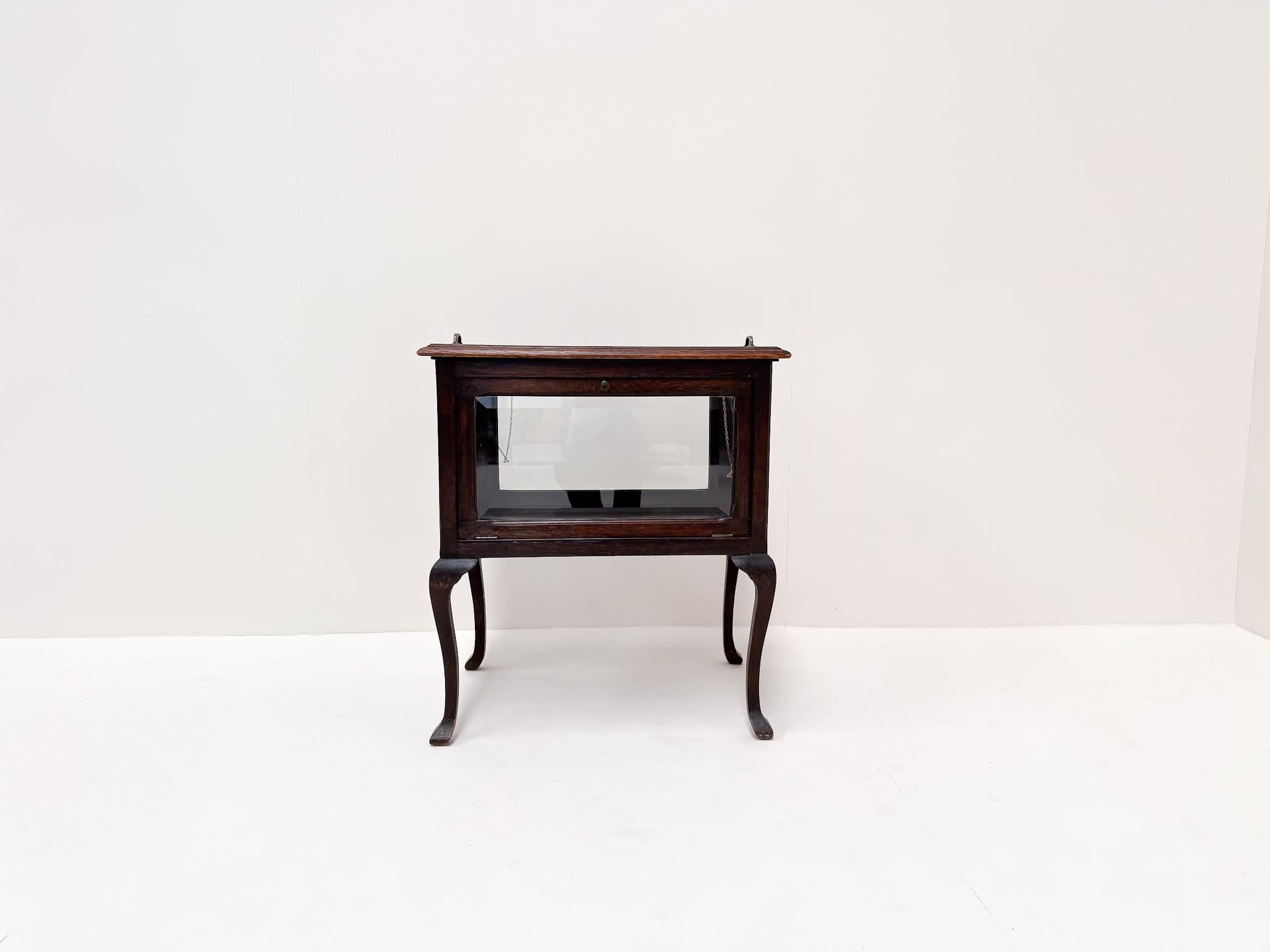 Olandese Antico mobile da tè / vetrina con vassoio rimovibile in vendita