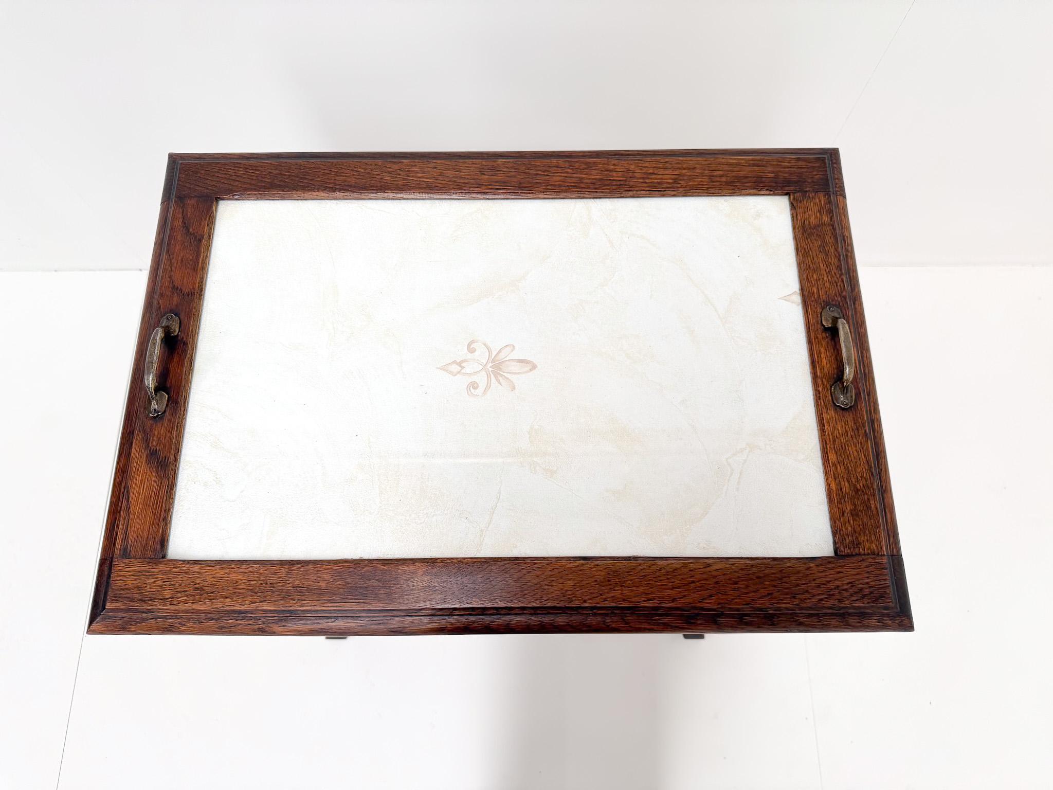 Inizio XX secolo Antico mobile da tè / vetrina con vassoio rimovibile in vendita