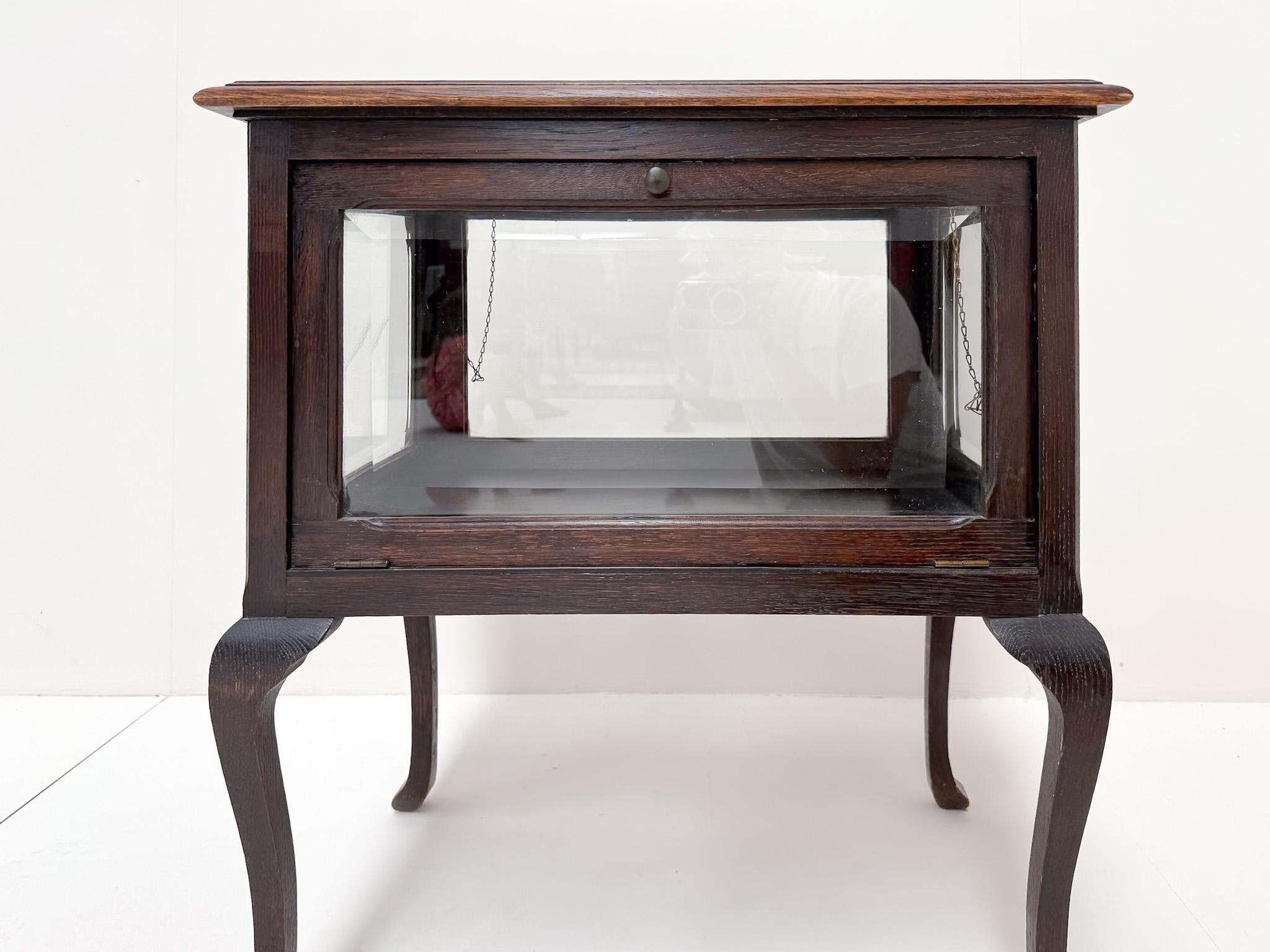 Vetro Antico mobile da tè / vetrina con vassoio rimovibile in vendita