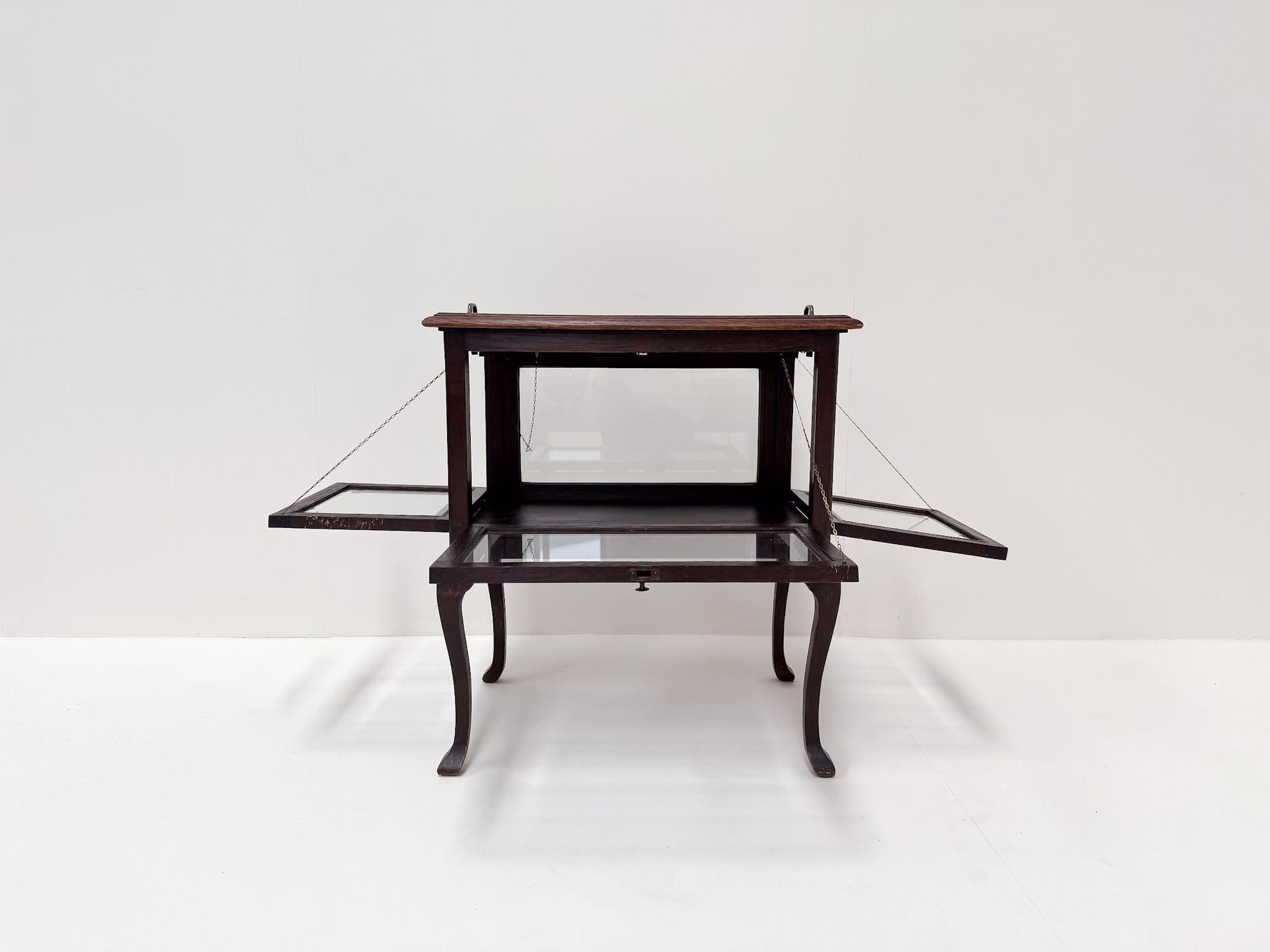 Antico mobile da tè / vetrina con vassoio rimovibile in vendita 1