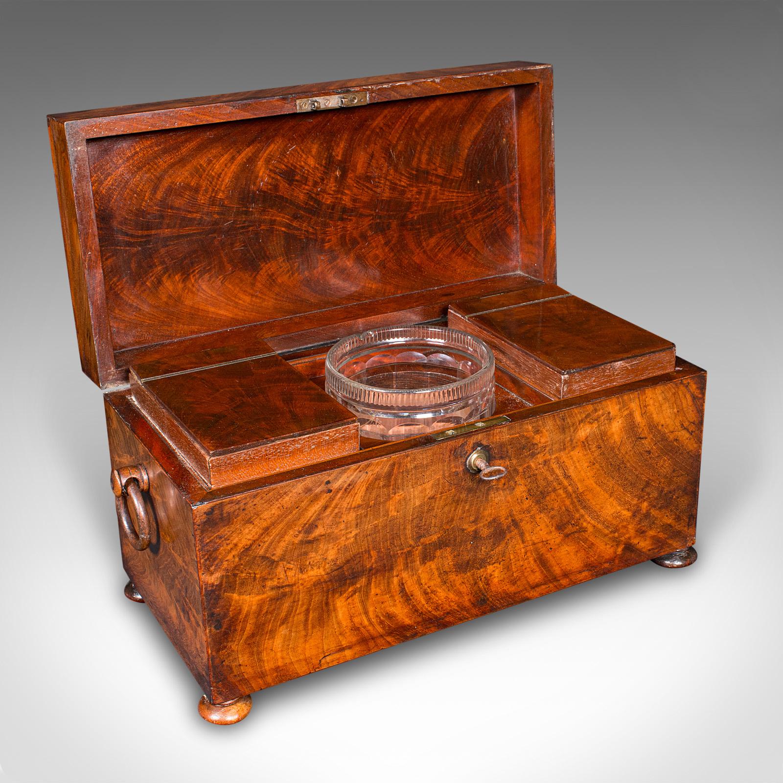 Il s'agit d'une boîte à thé ancienne. Récipient à thé en vrac anglais en acajou flammé avec mélangeur en verre, datant de la période Regency, vers 1820.

Joli caddy d'époque Régence, avec de beaux détails et de belles couleurs
Présentant une patine