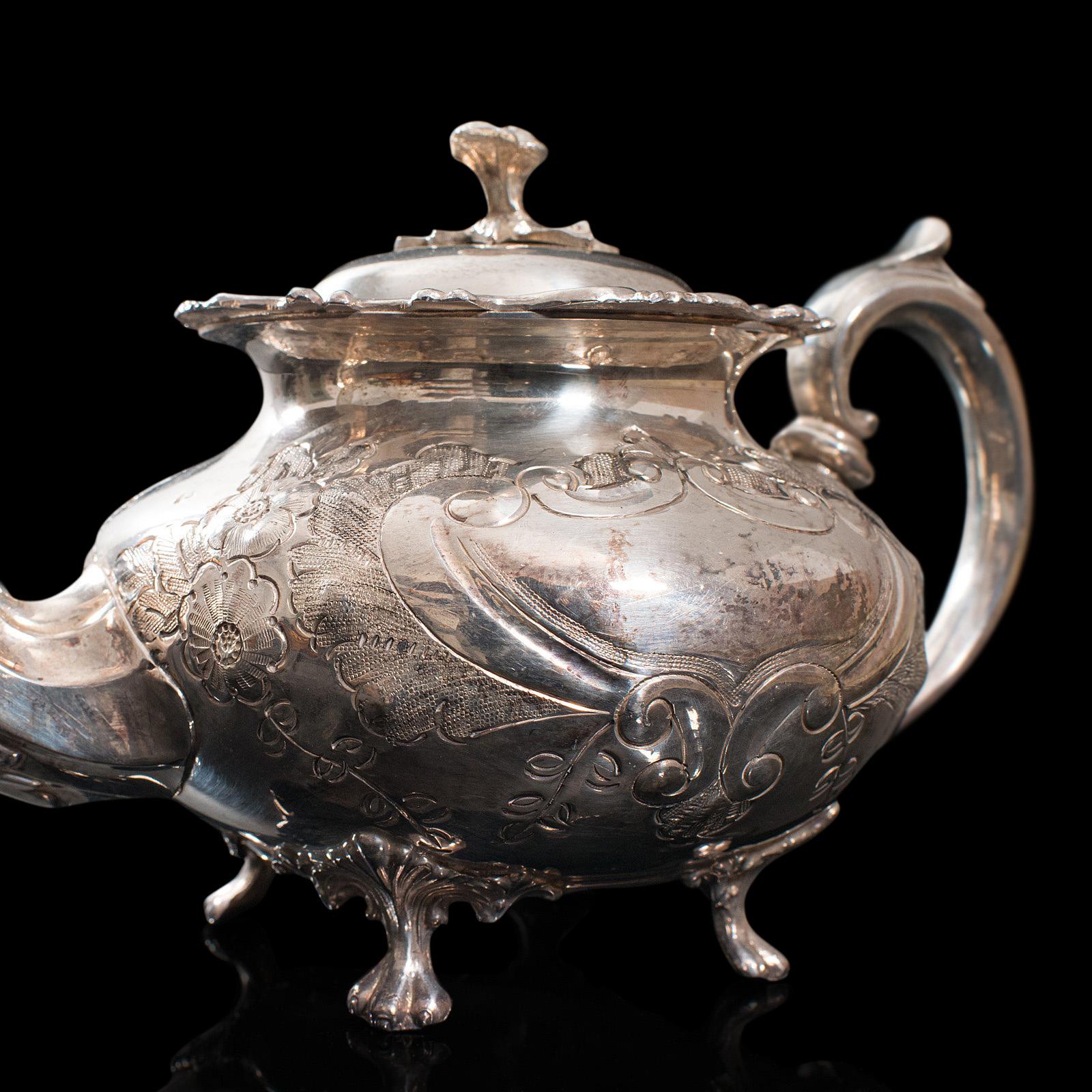 Service à thé ancien anglais, en métal argenté, ciselé à la main, théière, pichet, vers 1900 en vente 4