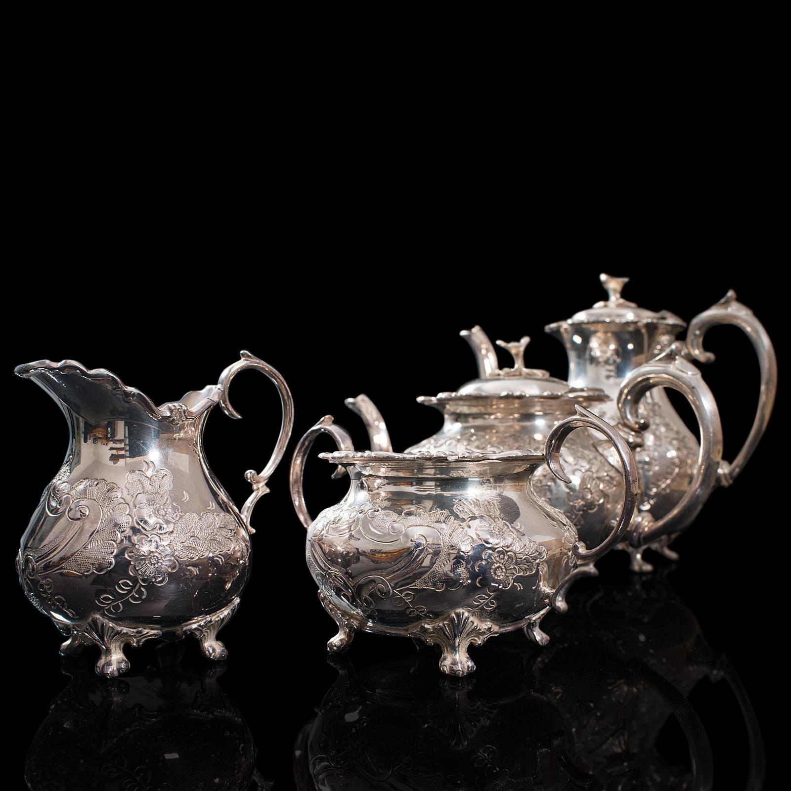 Service à thé ancien anglais, en métal argenté, ciselé à la main, théière, pichet, vers 1900 en vente 5