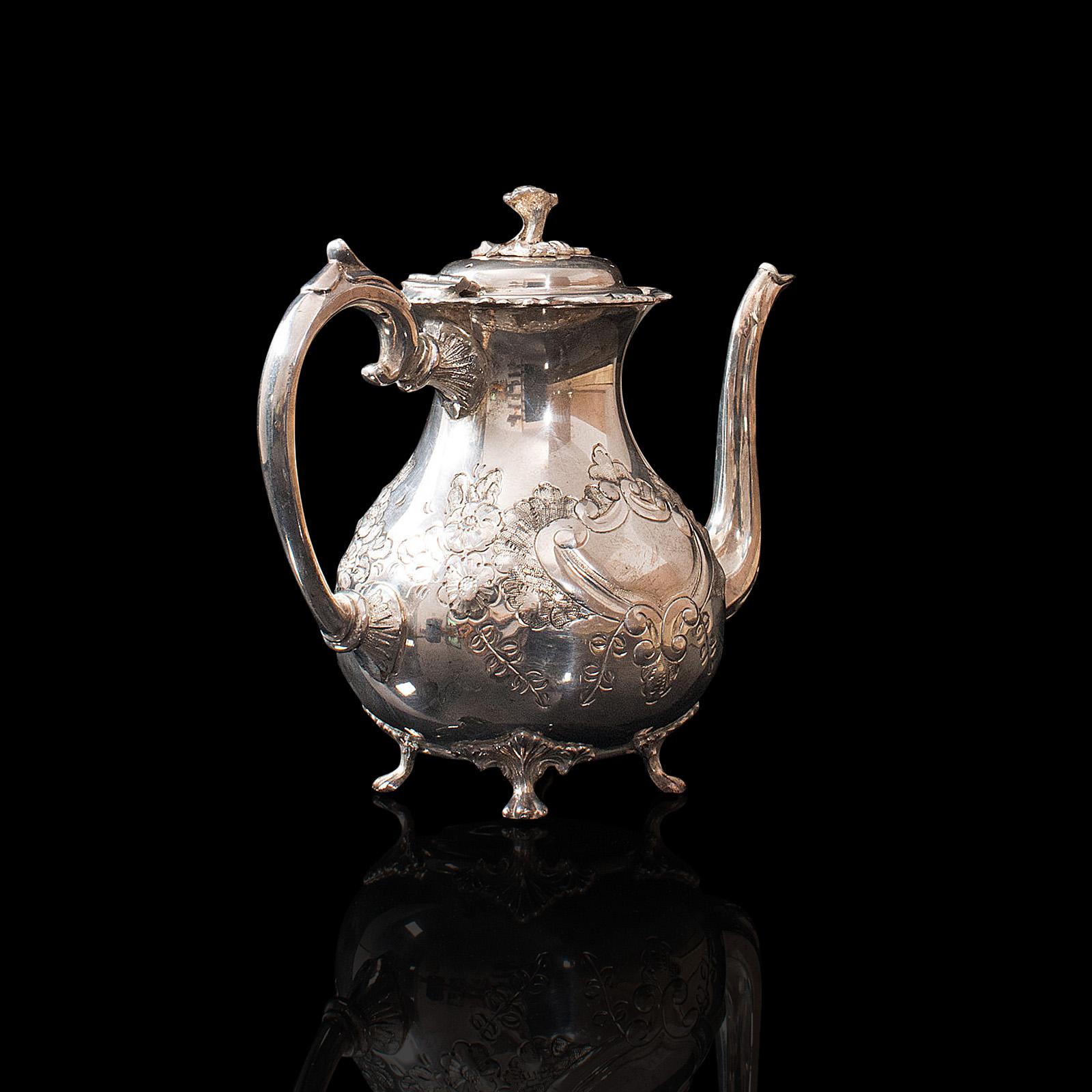 Service à thé ancien anglais, en métal argenté, ciselé à la main, théière, pichet, vers 1900 Bon état - En vente à Hele, Devon, GB