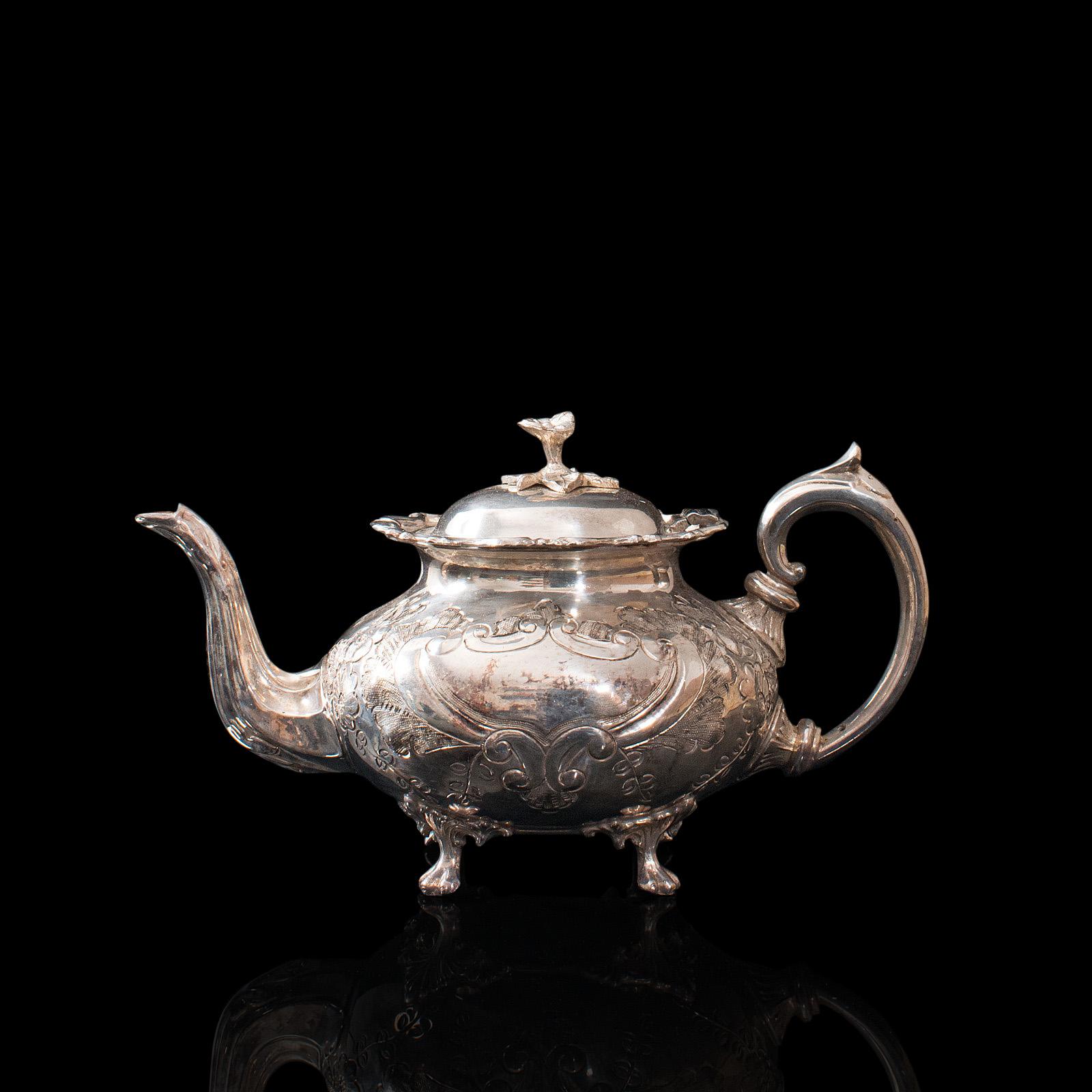 XIXe siècle Service à thé ancien anglais, en métal argenté, ciselé à la main, théière, pichet, vers 1900 en vente