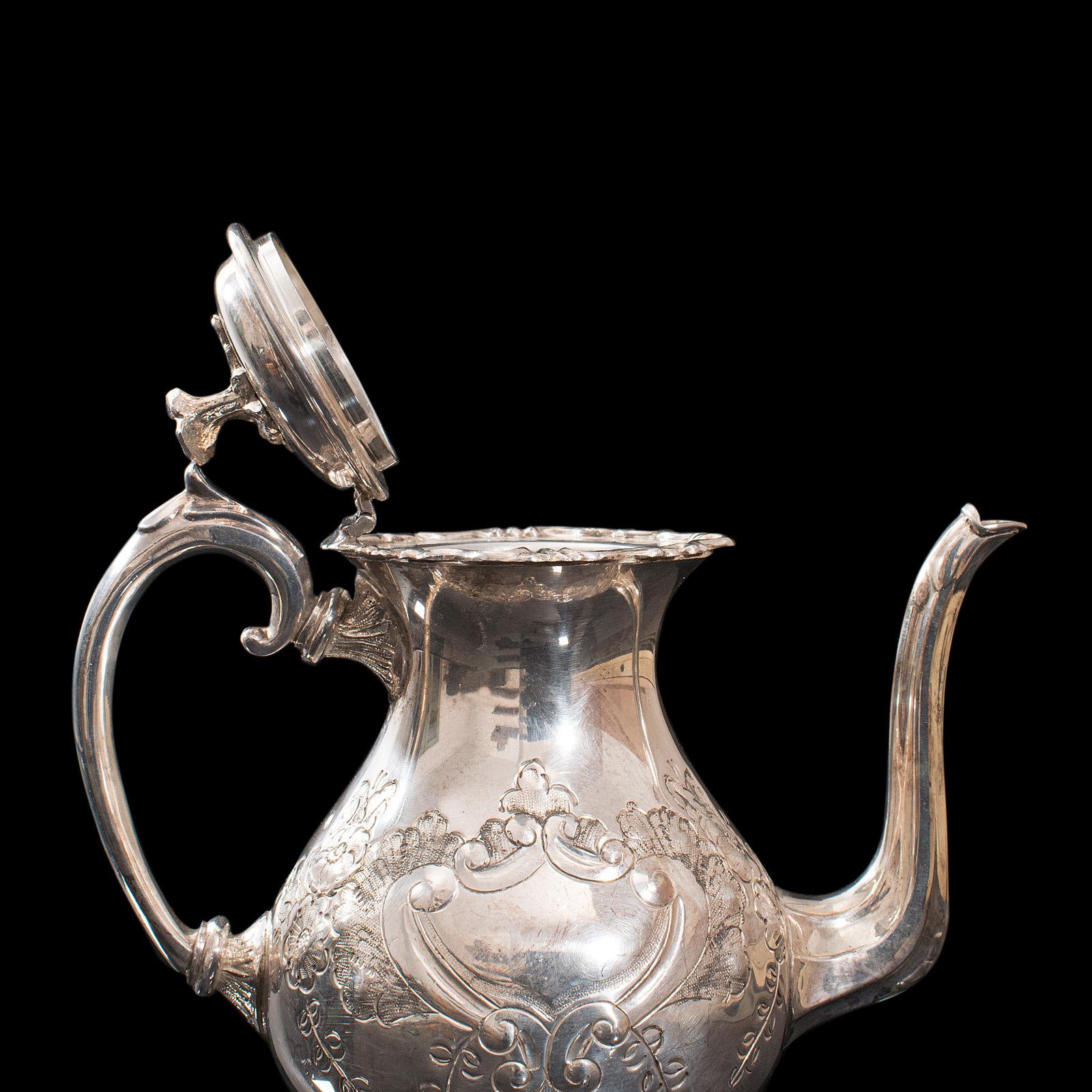 Service à thé ancien anglais, en métal argenté, ciselé à la main, théière, pichet, vers 1900 en vente 2