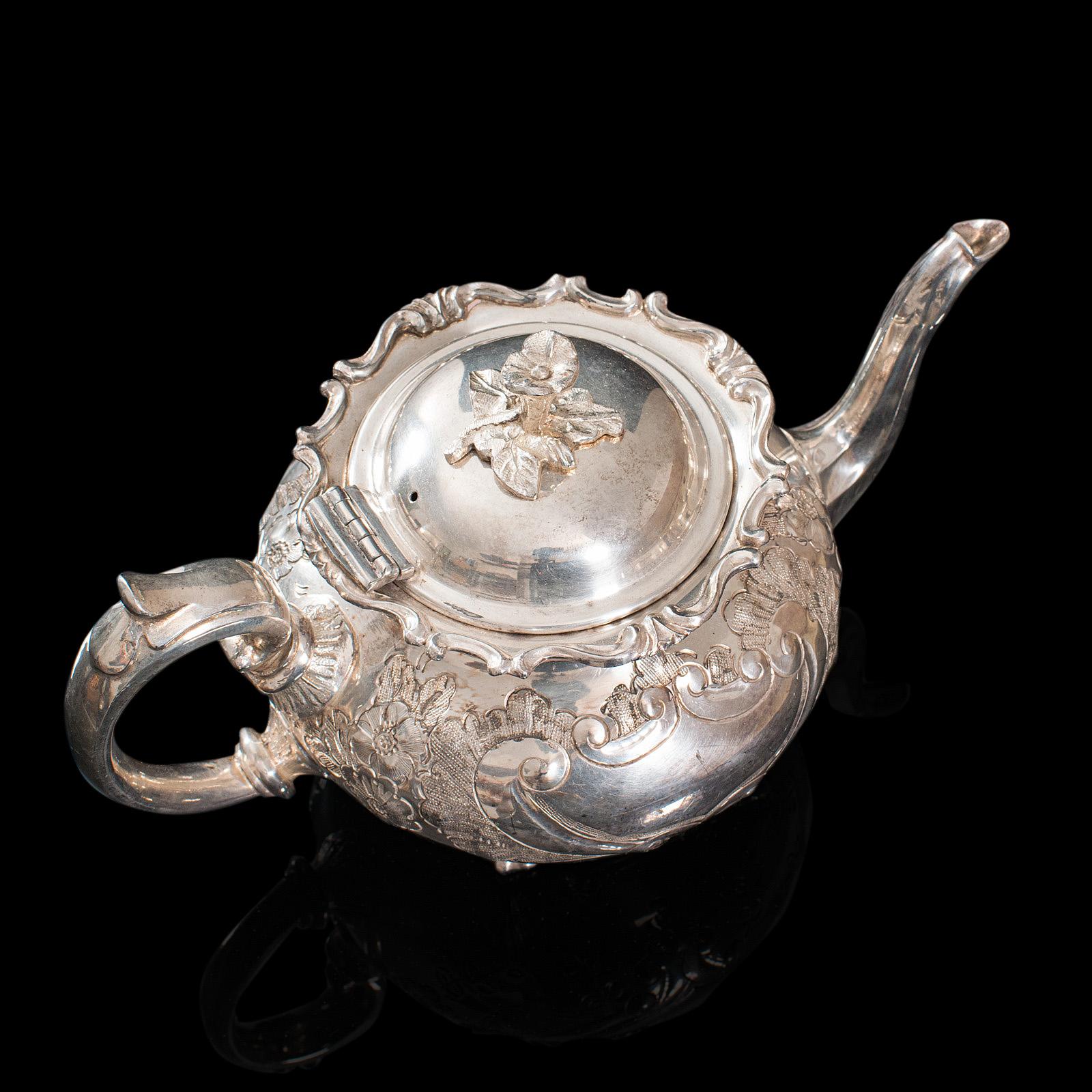 Service à thé ancien anglais, en métal argenté, ciselé à la main, théière, pichet, vers 1900 en vente 3