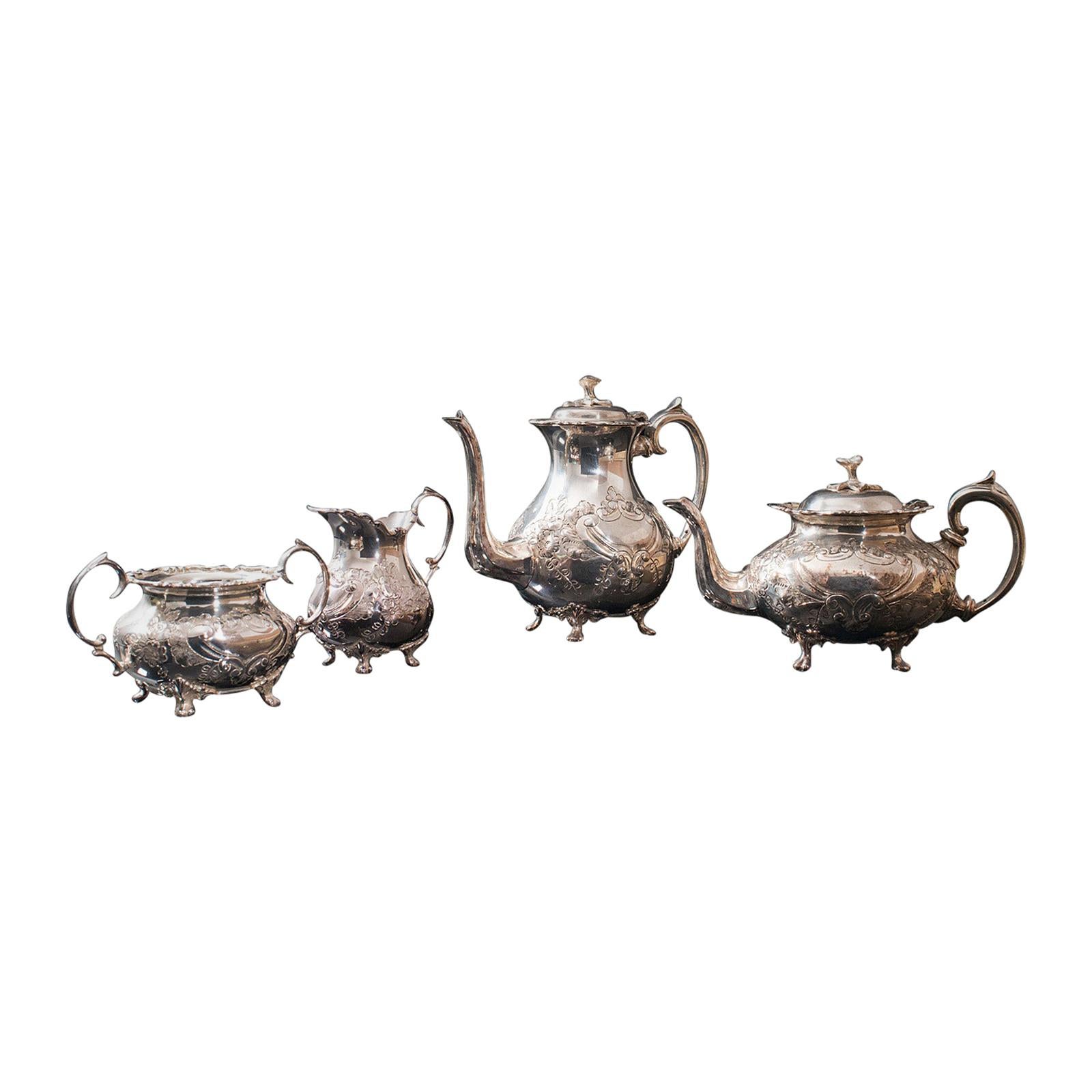 Service à thé ancien anglais, en métal argenté, ciselé à la main, théière, pichet, vers 1900 en vente