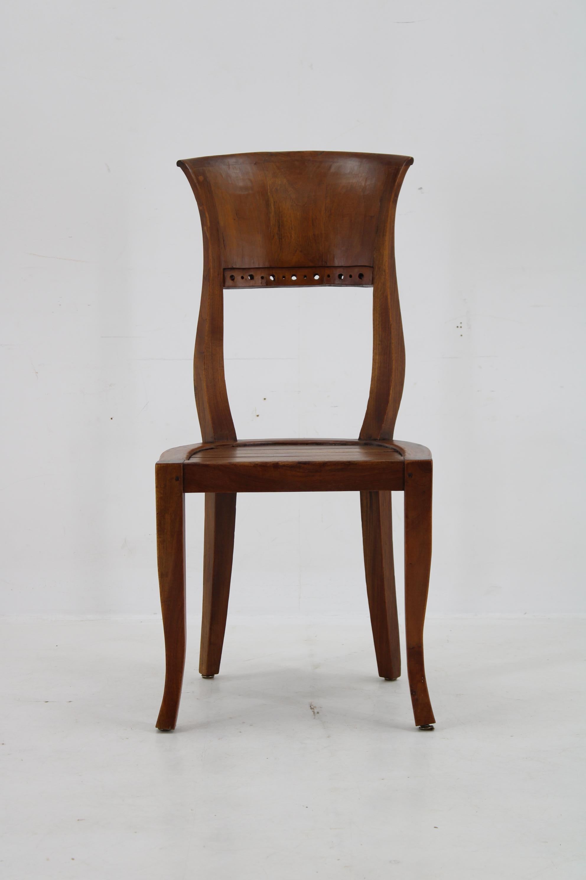 - good original condition with minor signs of use 
- sturdy and stable 