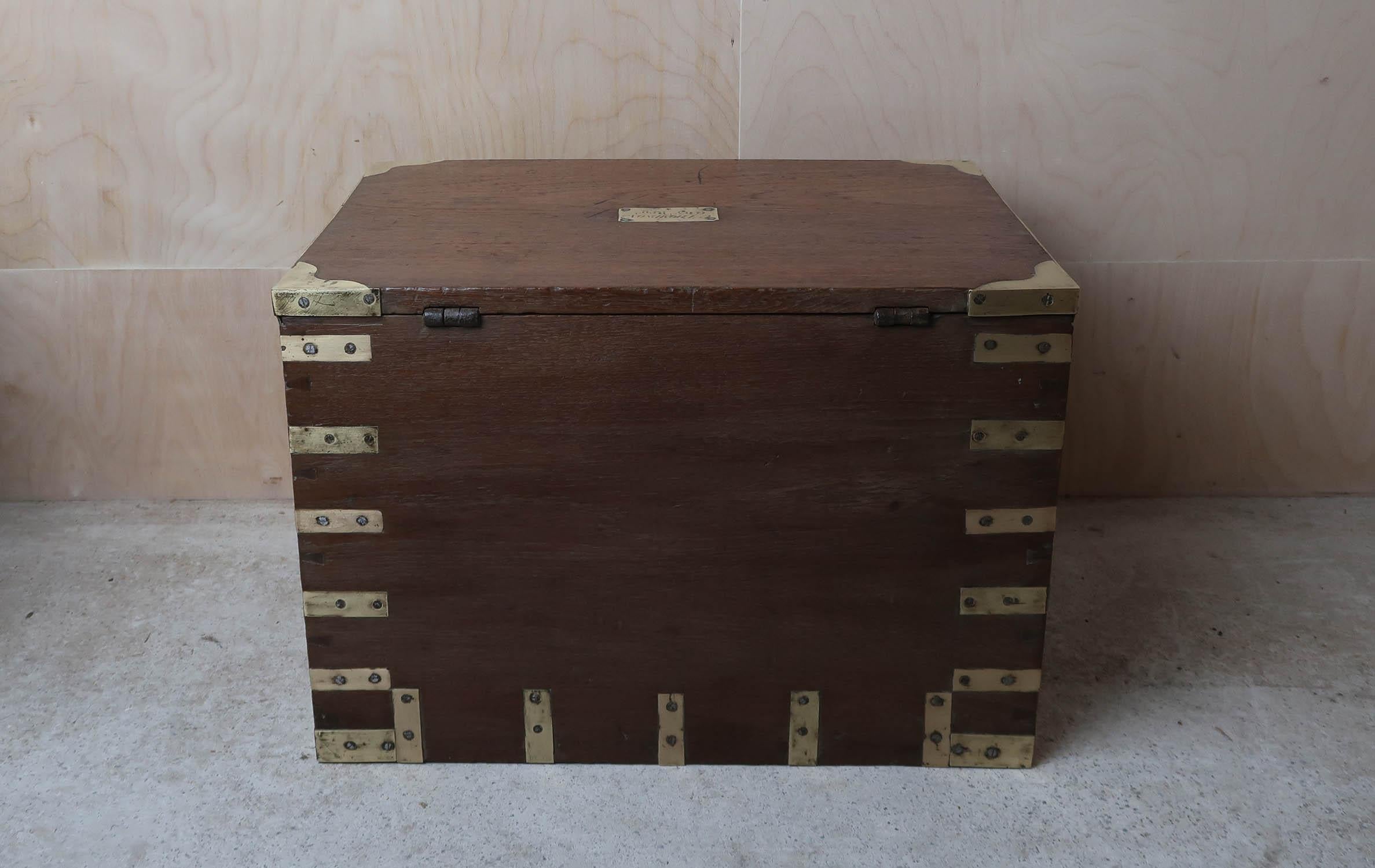 Coffre ou table basse de campagne militaire ancienne. Anglais, C.I.C. en vente 3