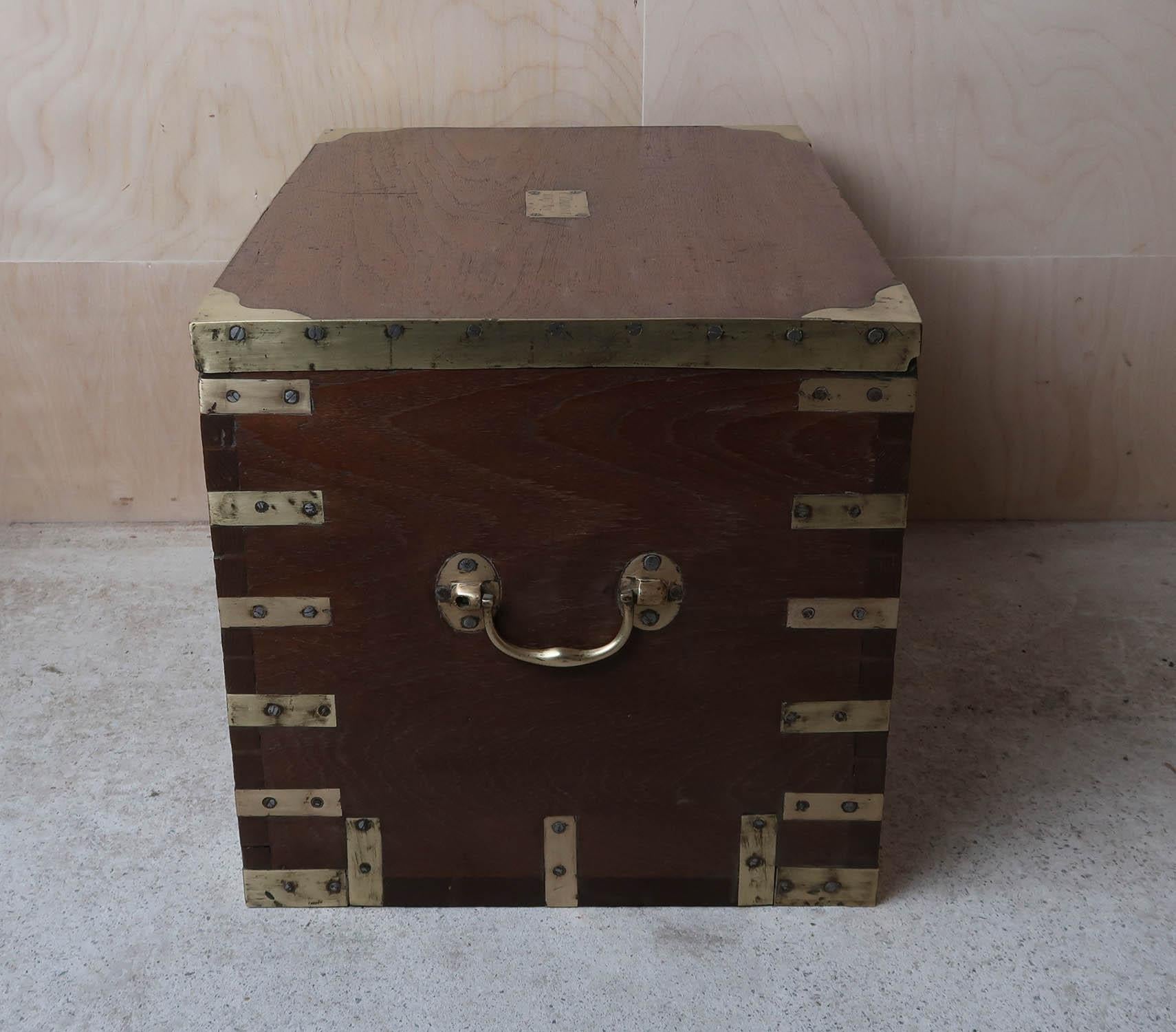 Coffre ou table basse de campagne militaire ancienne. Anglais, C.I.C. en vente 4