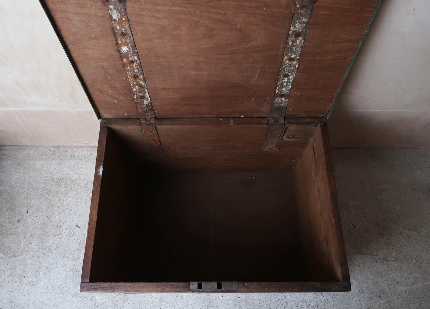 Coffre ou table basse de campagne militaire ancienne. Anglais, C.I.C. en vente 5
