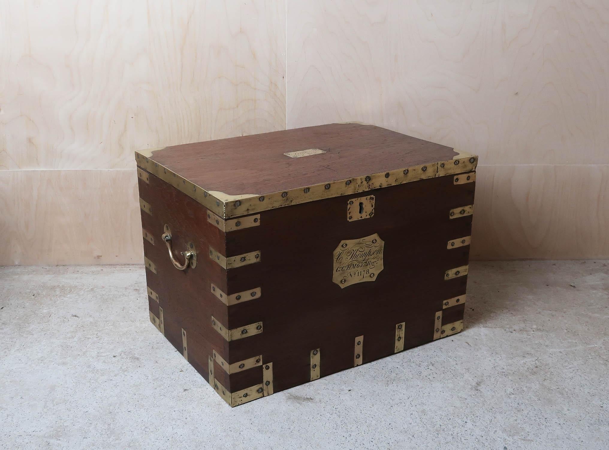 Campagne Coffre ou table basse de campagne militaire ancienne. Anglais, C.I.C. en vente