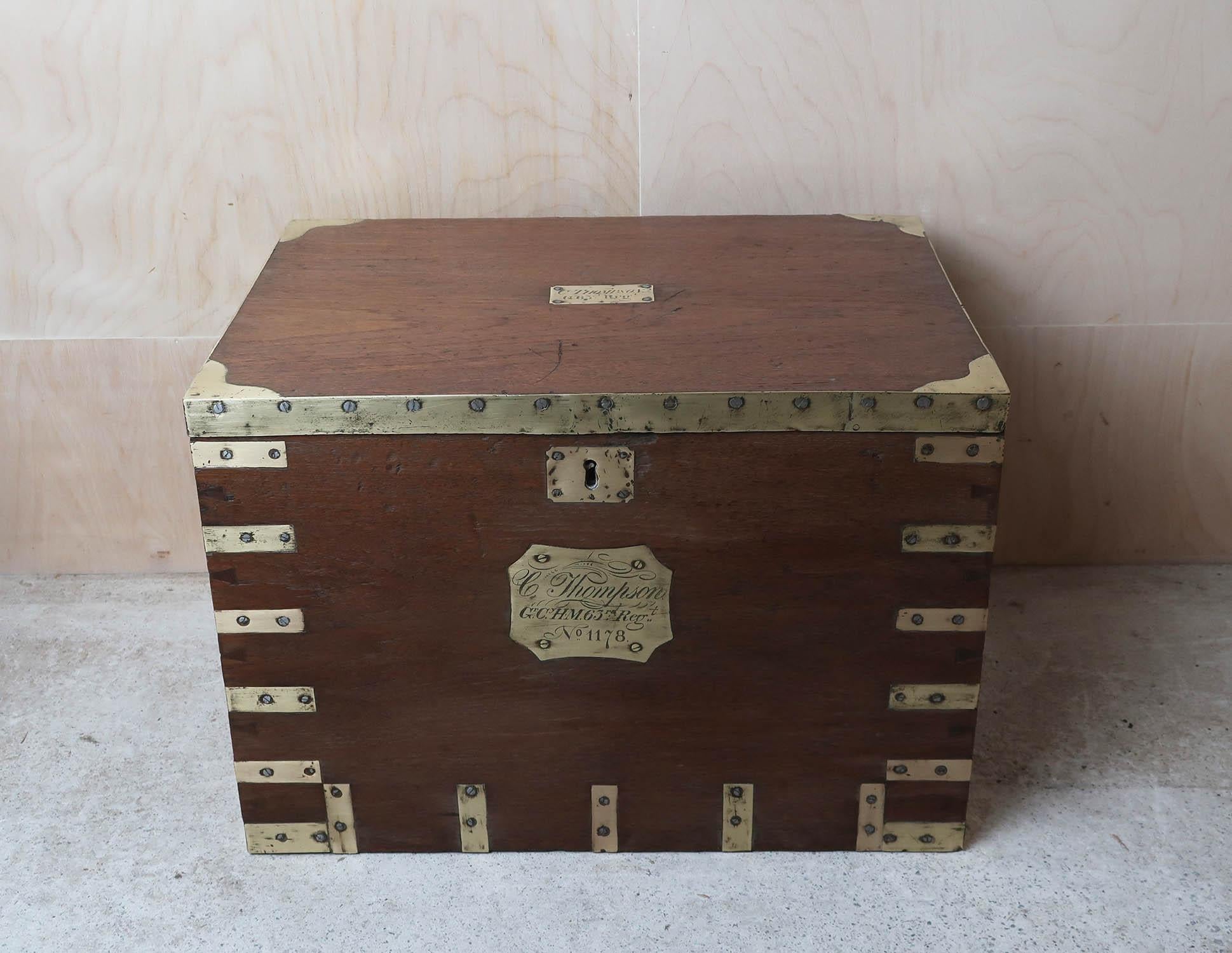 Laiton Coffre ou table basse de campagne militaire ancienne. Anglais, C.I.C. en vente