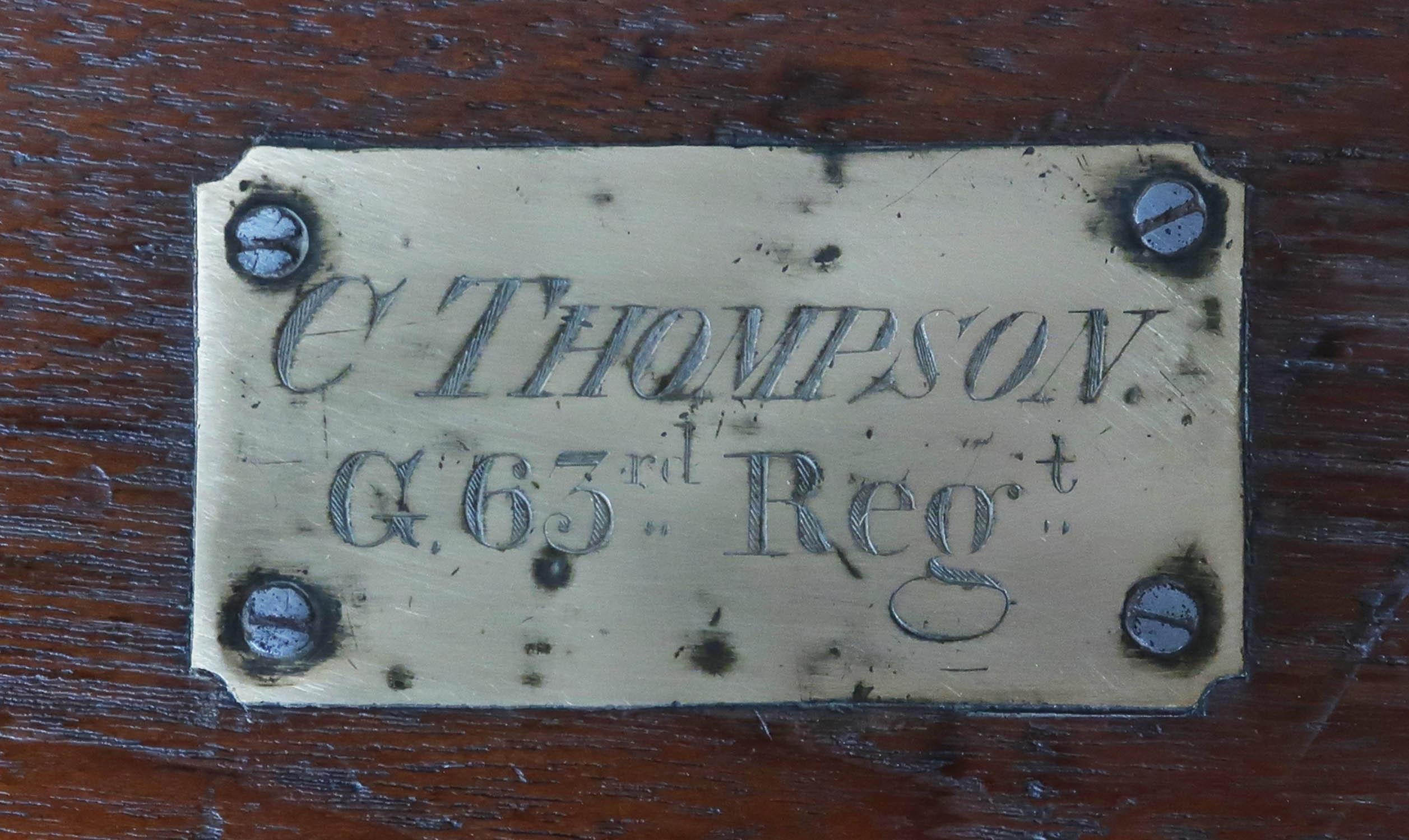 Coffre ou table basse de campagne militaire ancienne. Anglais, C.I.C. en vente 1