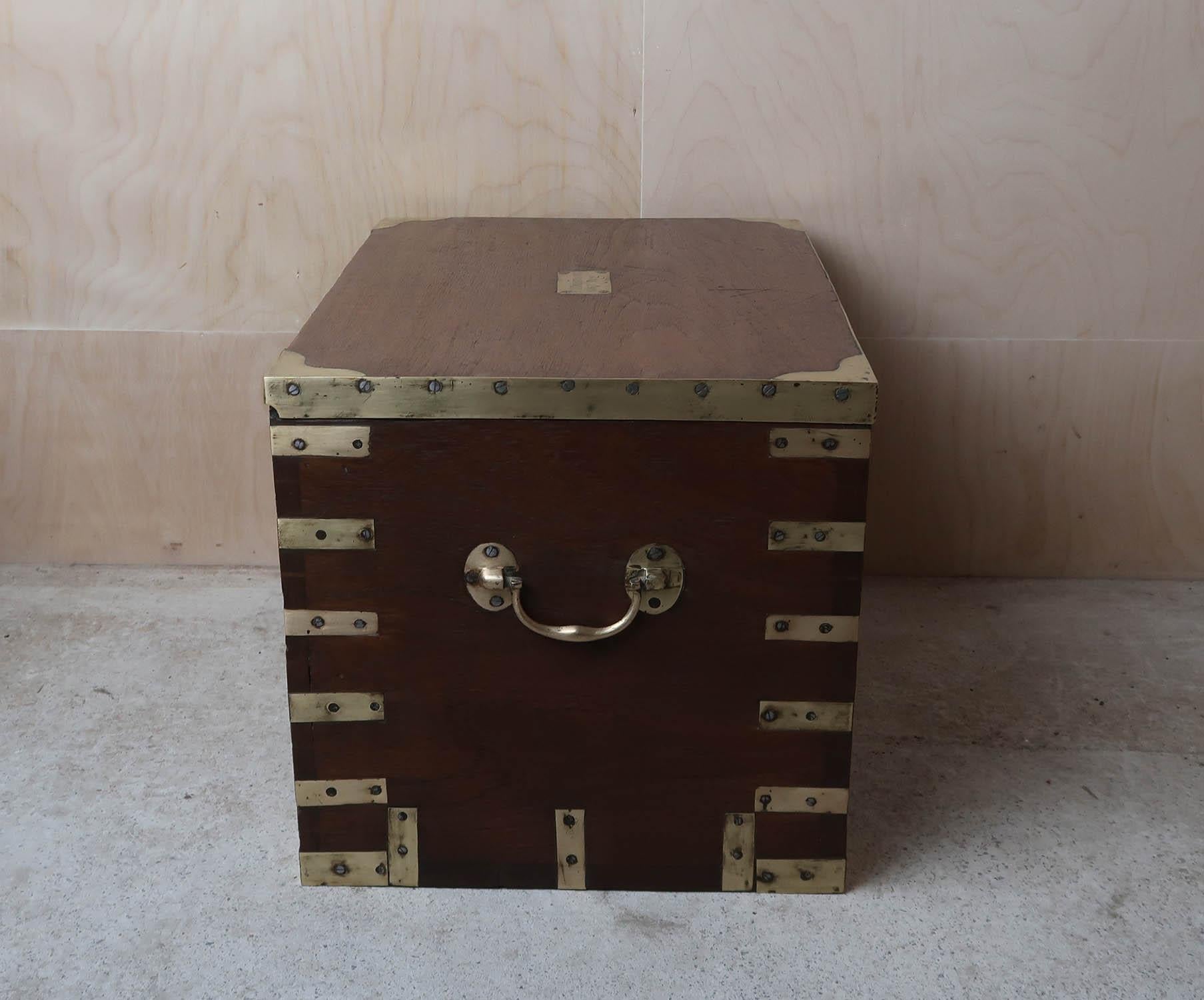 Coffre ou table basse de campagne militaire ancienne. Anglais, C.I.C. en vente 2