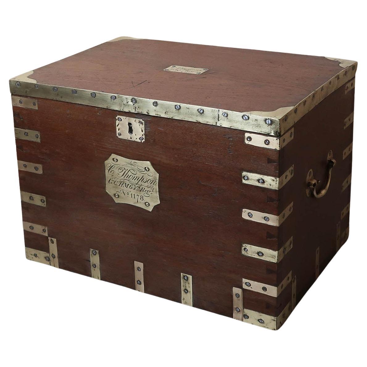 Coffre ou table basse de campagne militaire ancienne. Anglais, C.I.C.