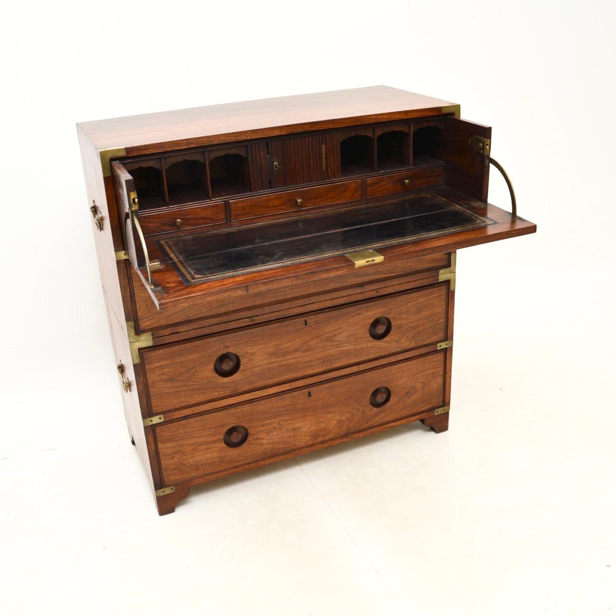 Un'eccezionale cassettiera da campagna militare in teak, risalente al periodo 1860-1880 circa.

La qualità è assolutamente incredibile, si tratta di un articolo molto intelligente e molto utile. Il cassetto superiore si estrae e si abbassa per