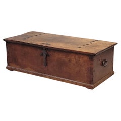 Ancienne boîte de rangement en teck avec quincaillerie en fer table basse