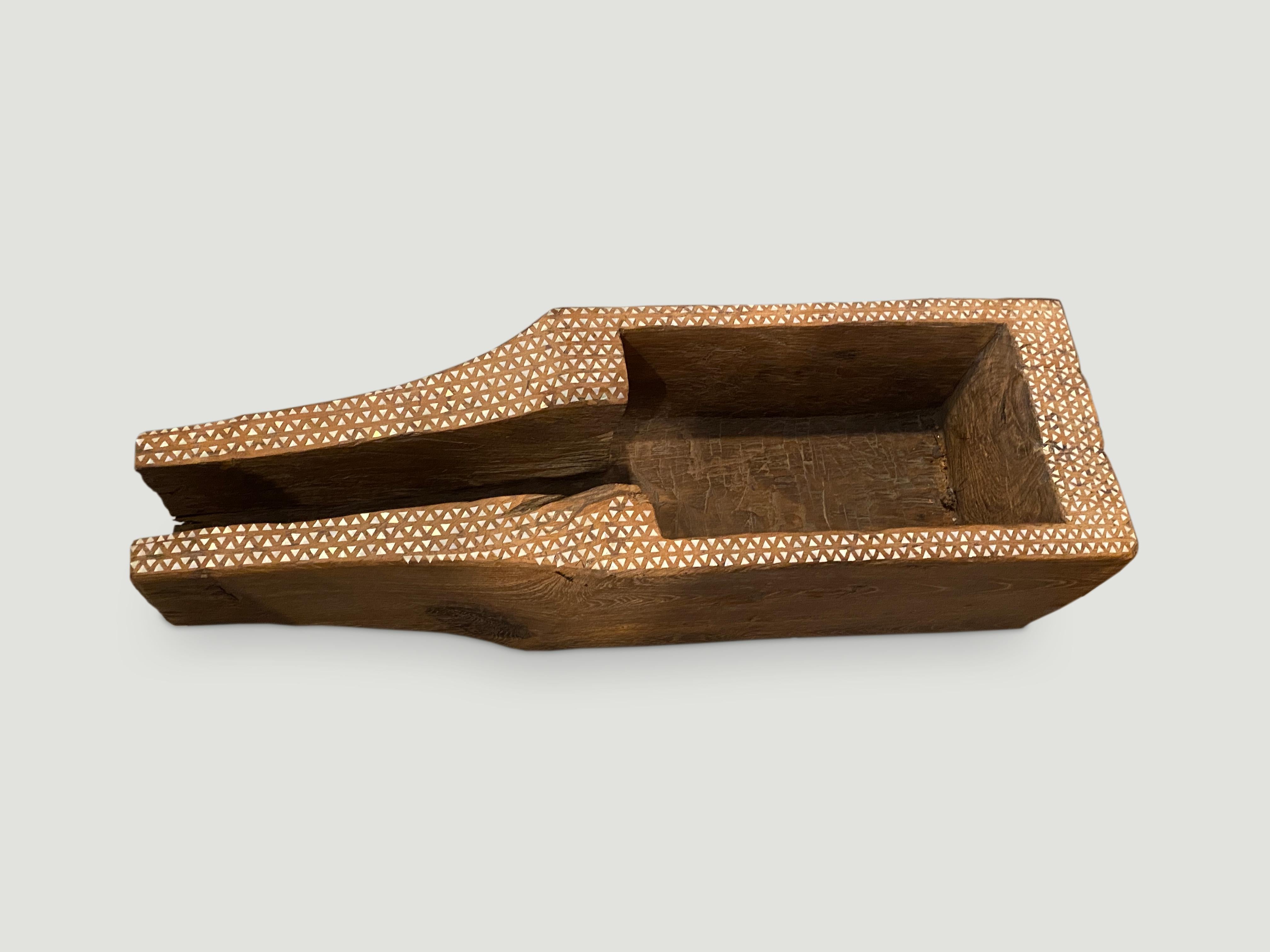 Organico moderno Antico contenitore per il riso in legno di teak e intarsi di conchiglie in vendita