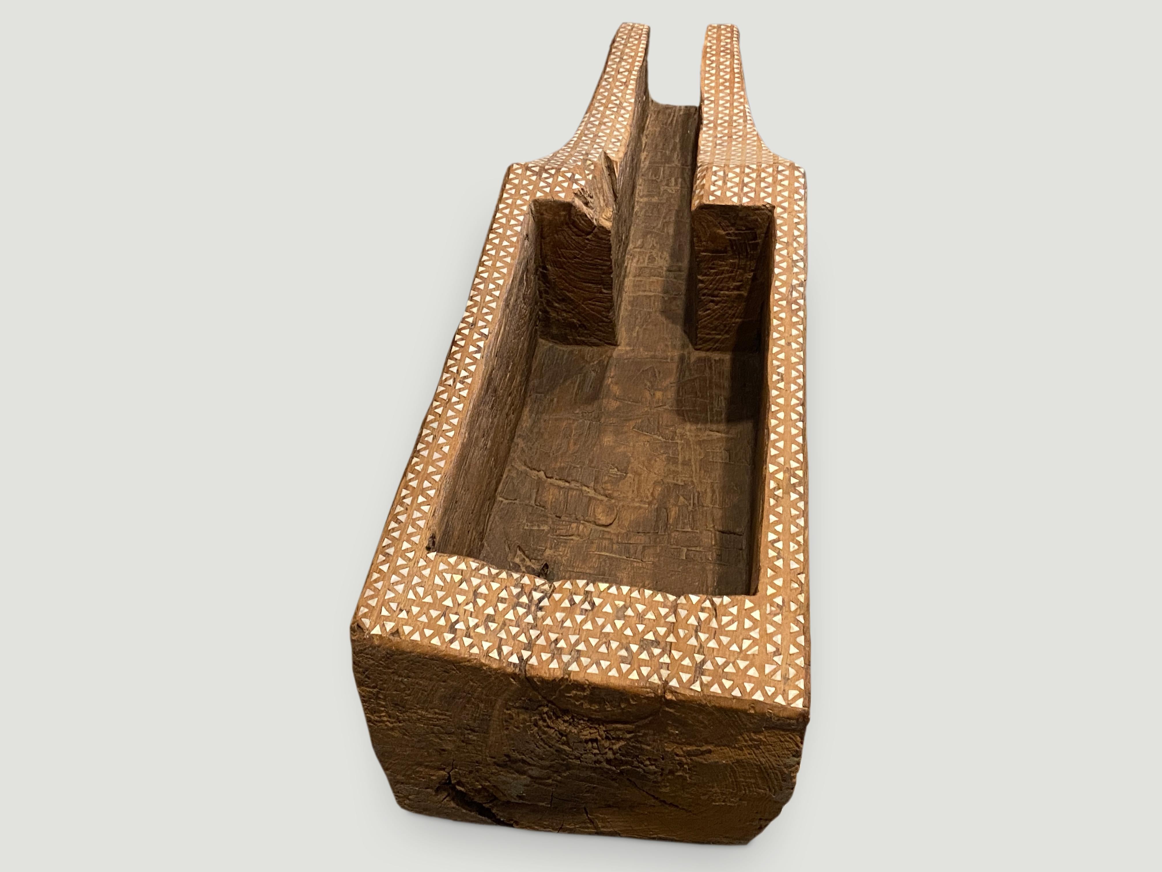 Inizio XX secolo Antico contenitore per il riso in legno di teak e intarsi di conchiglie in vendita