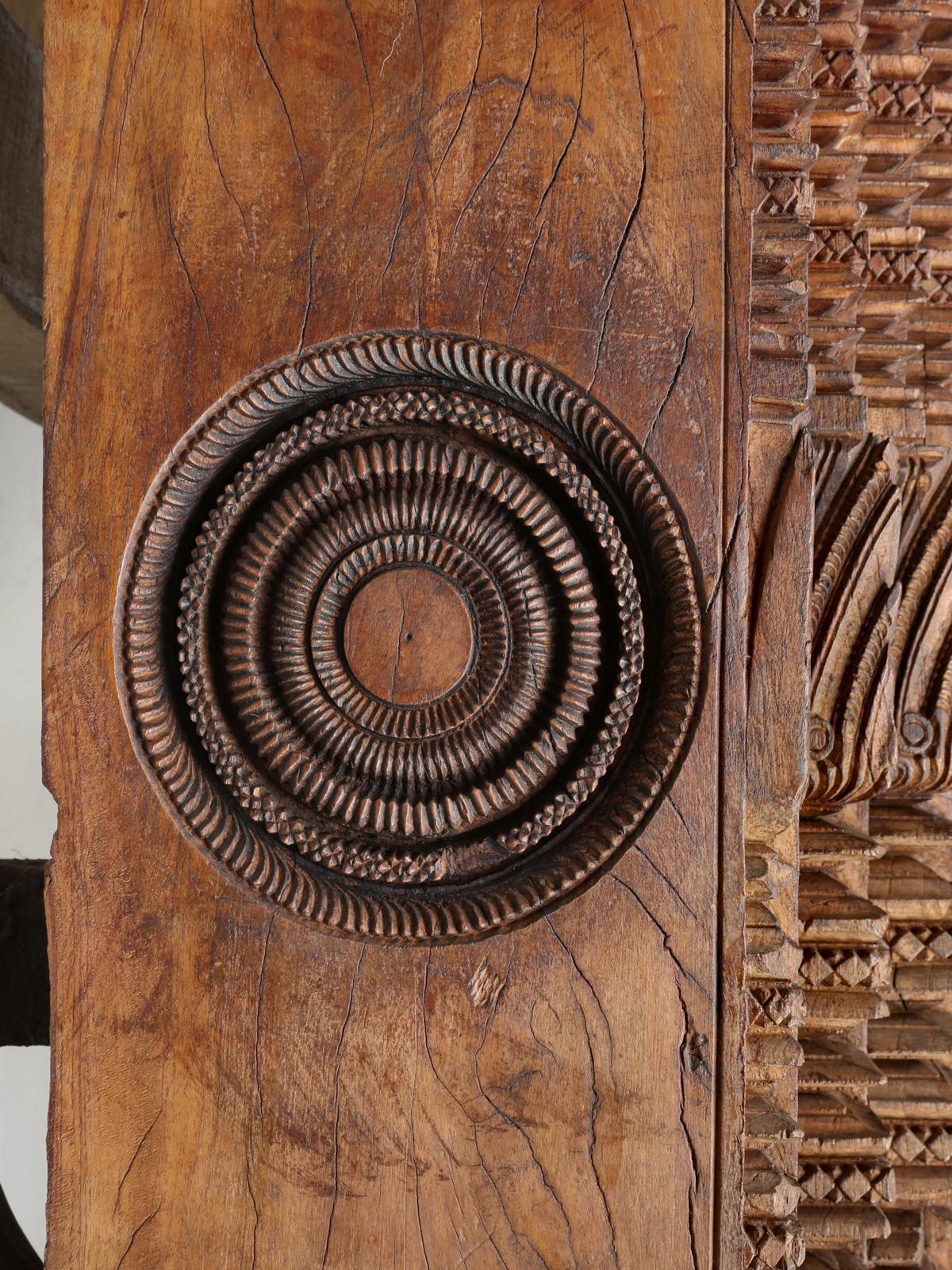 Teck Cadre de porte ancien en bois de teck Détails de sculpture indiens exquis (3) disponibles vers 1800 en vente