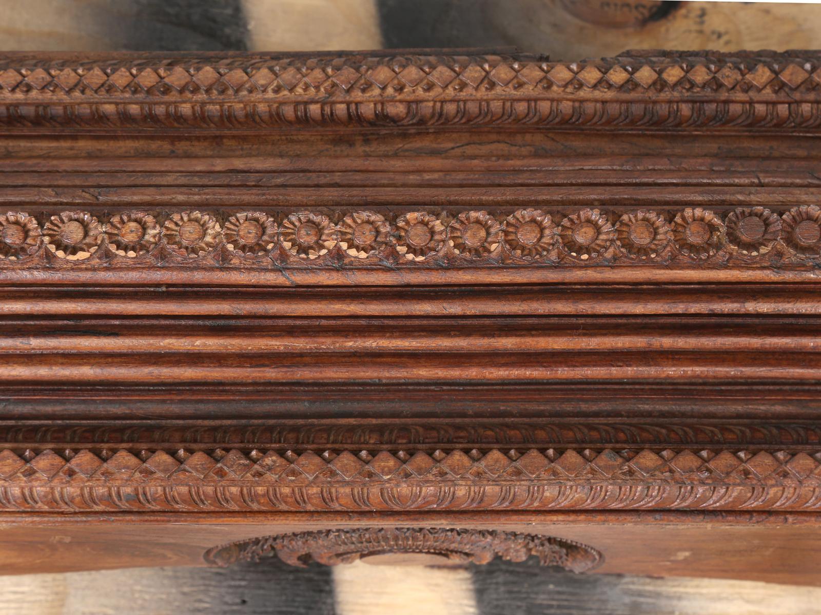 Cadre de porte ancien en bois de teck Détails de sculpture indiens exquis (3) disponibles vers 1800 en vente 4