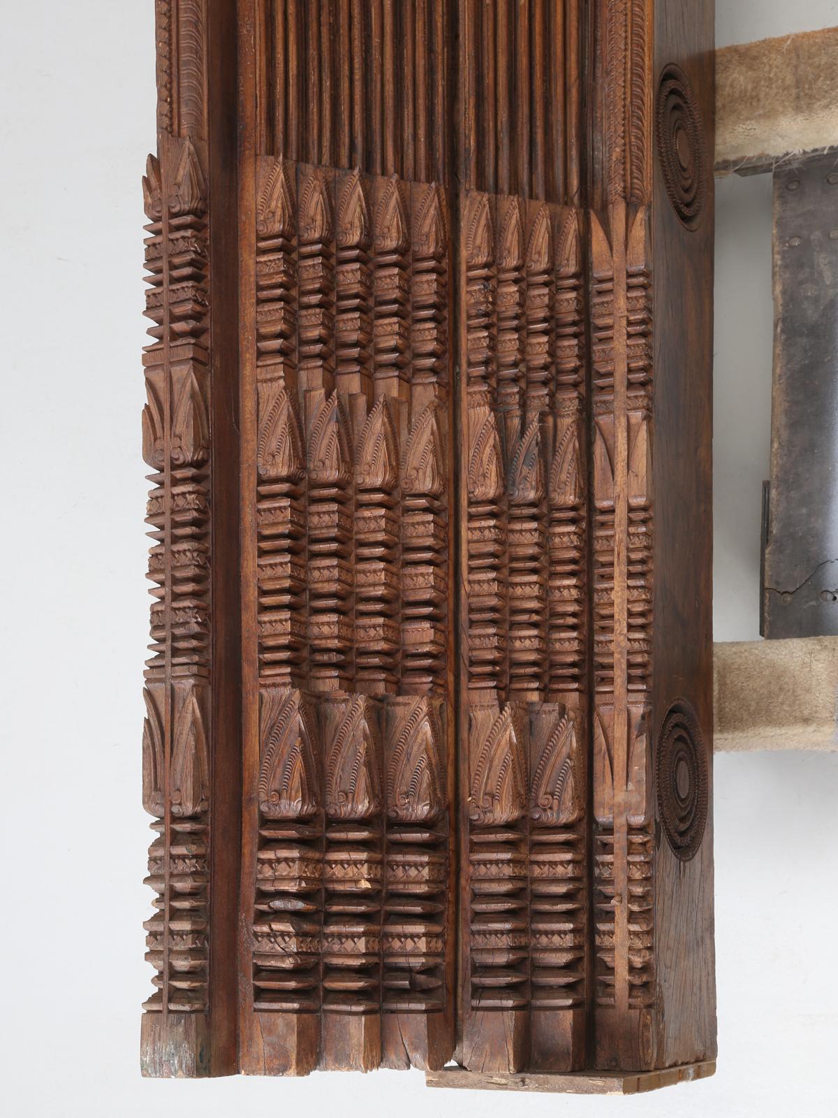 Cadre de porte antique en bois de teck importé d'Inde avec des sculptures absolument magnifiques. Nous venons de recevoir trois encadrements de porte anciens (tous légèrement différents) en bois de teck massif. A en juger par leur poids, on pourrait