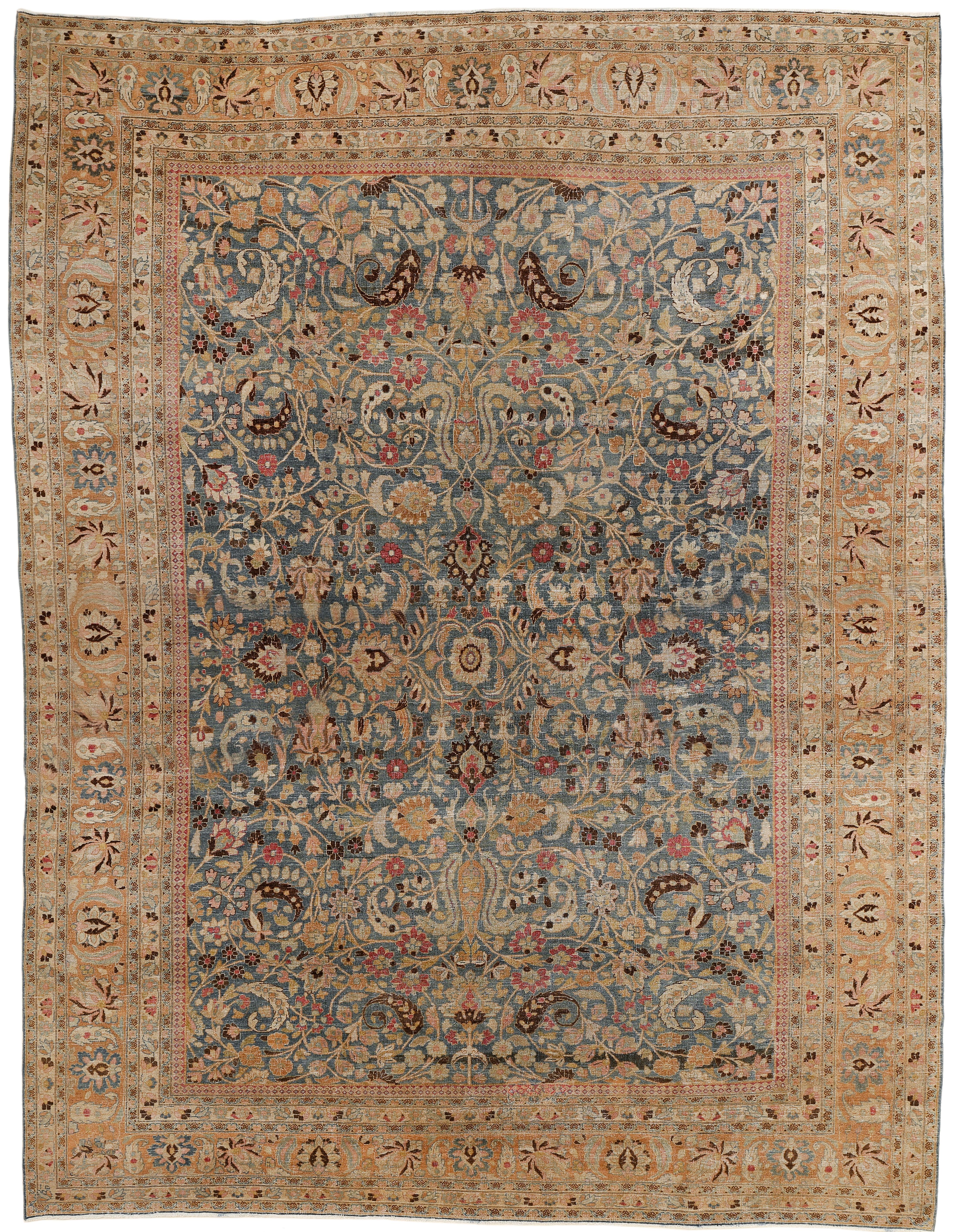 Esta fina alfombra antigua de Jorasán se distingue por un dibujo integral compuesto por un delicado entrelazado de palmetas, rosetas y hojas de hoz, orquestado en un tempo perfecto y embellecido por un exquisito fondo azul turquesa con generosos