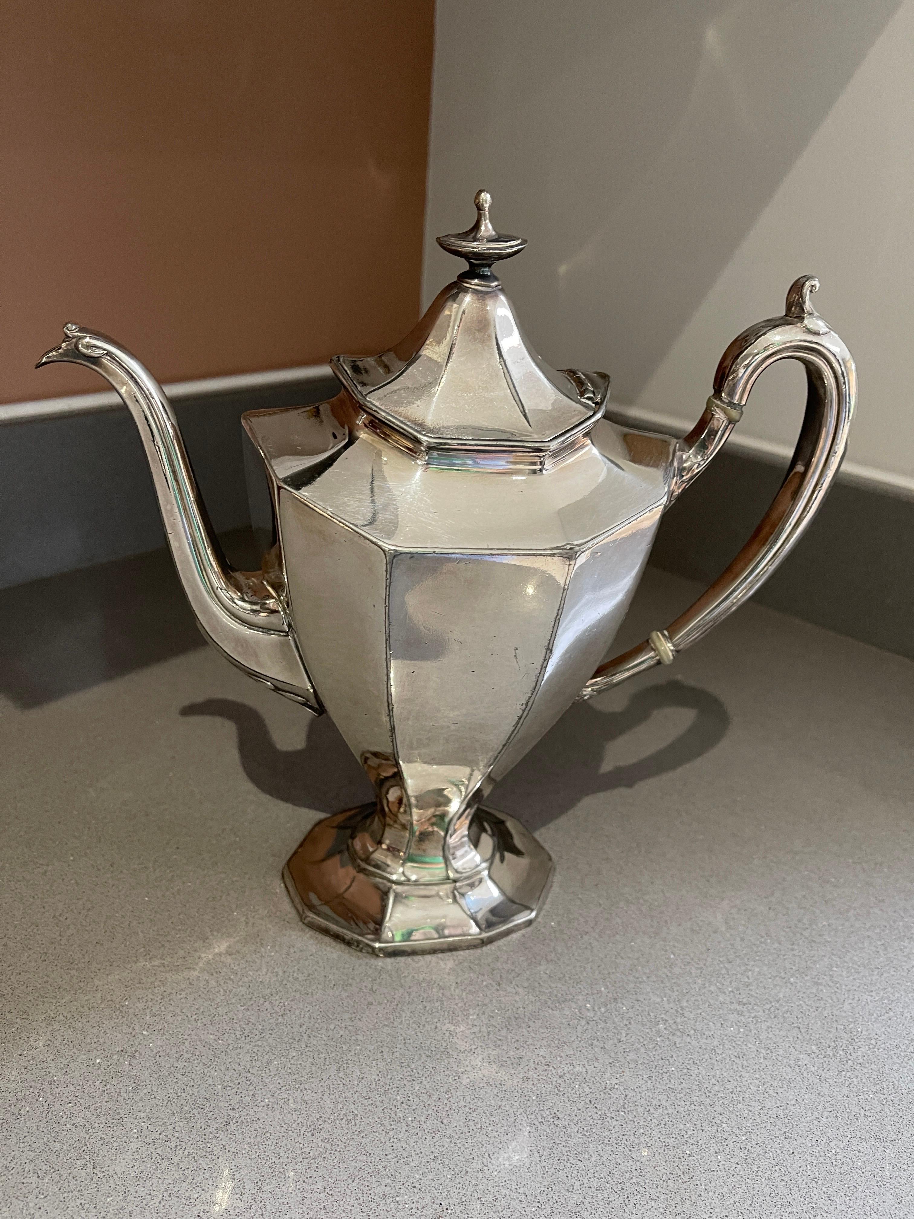 Antike Teekanne, Exklusive englische Art-Déco-Couchtisch aus Silber, Mid-Century-Couchtisch im Angebot 2