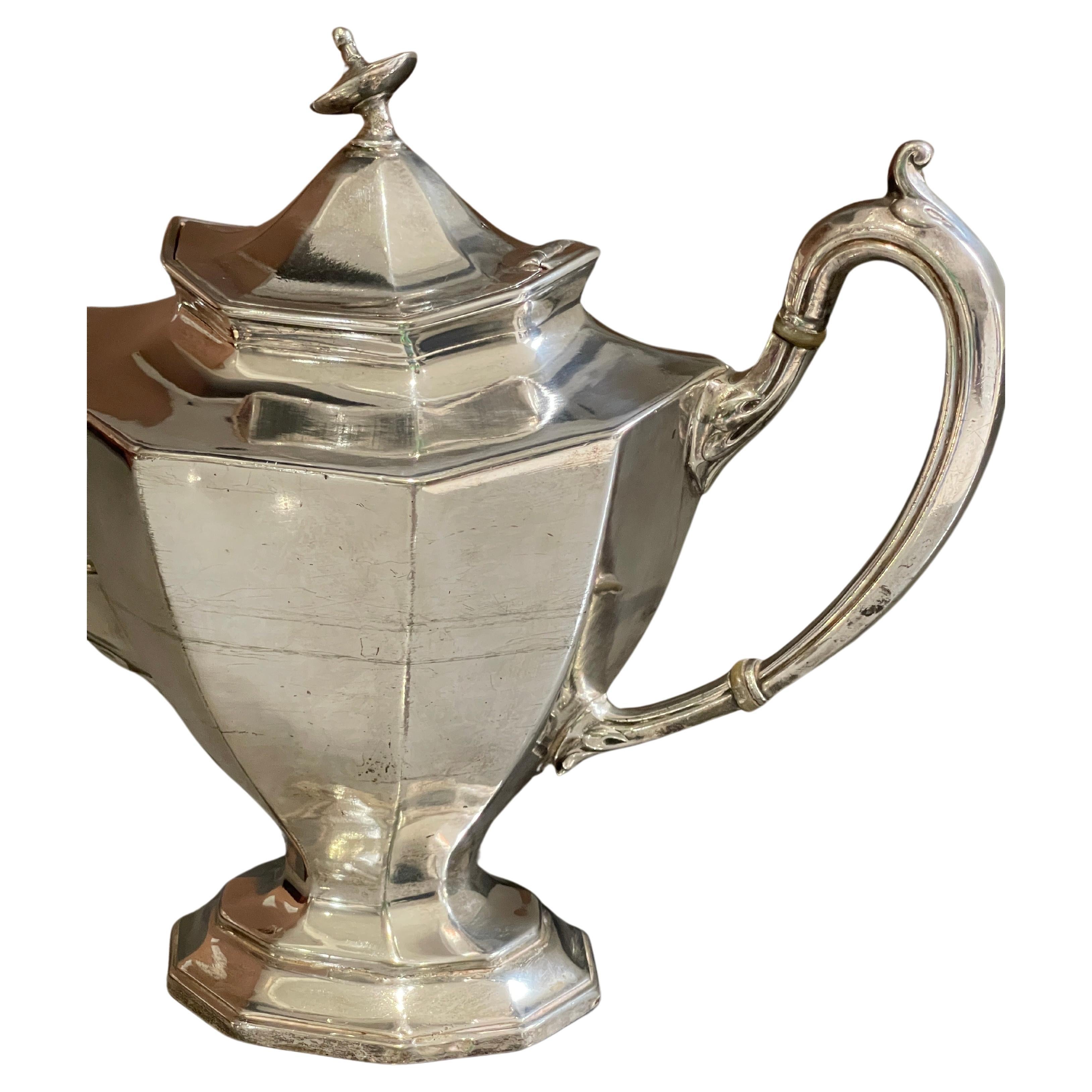 Ein antikes Art Deco Teeset und eine versilberte Teekanne, die wunderschön gestaltet sind und sich zum eleganten Servieren eignen. Mit gepresstem, gegossenem und ziseliertem gewölbtem Deckel.
Kaffeekanne, Höhe 22 cm. Signiert von Reed & Barton.
Gut