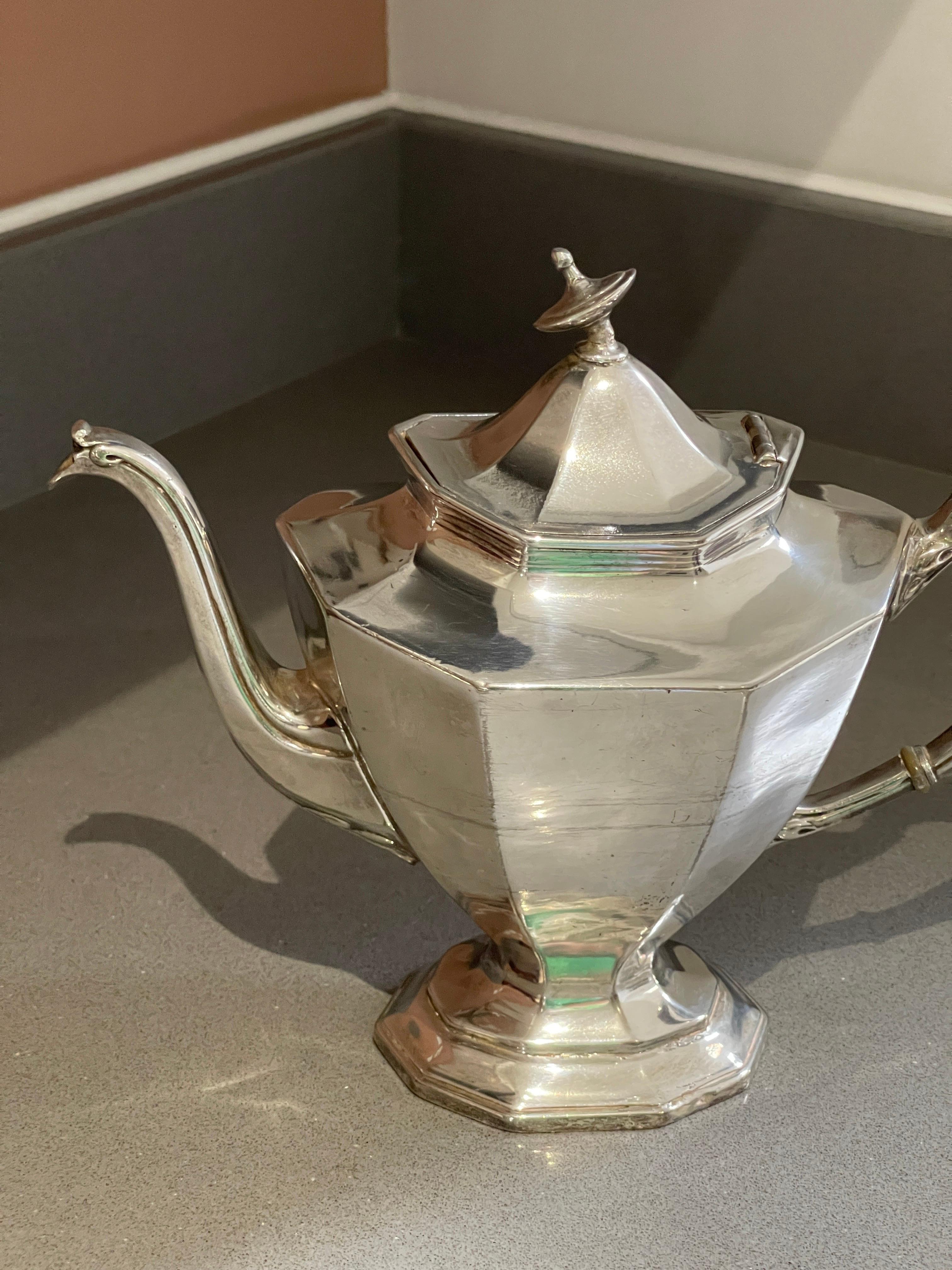 Antike Teekanne, Exklusive englische Art-Déco-Couchtisch aus Silber, Mid-Century-Couchtisch (Art déco) im Angebot