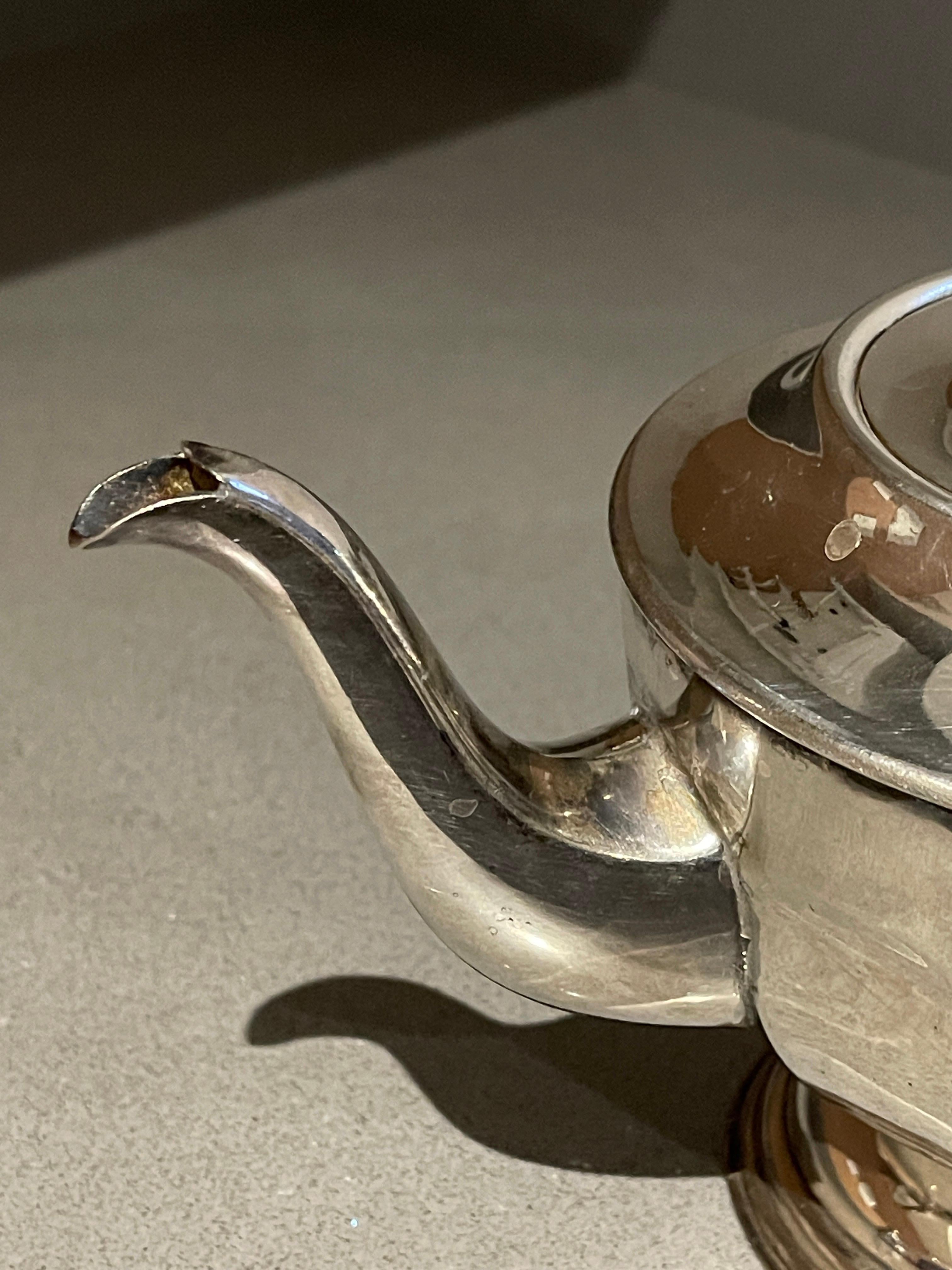 Antique Silver Teapot, Exclusive Silver Art Deco English Mid-century Coffee Pot In Excellent Condition For Sale In Wembley, GB