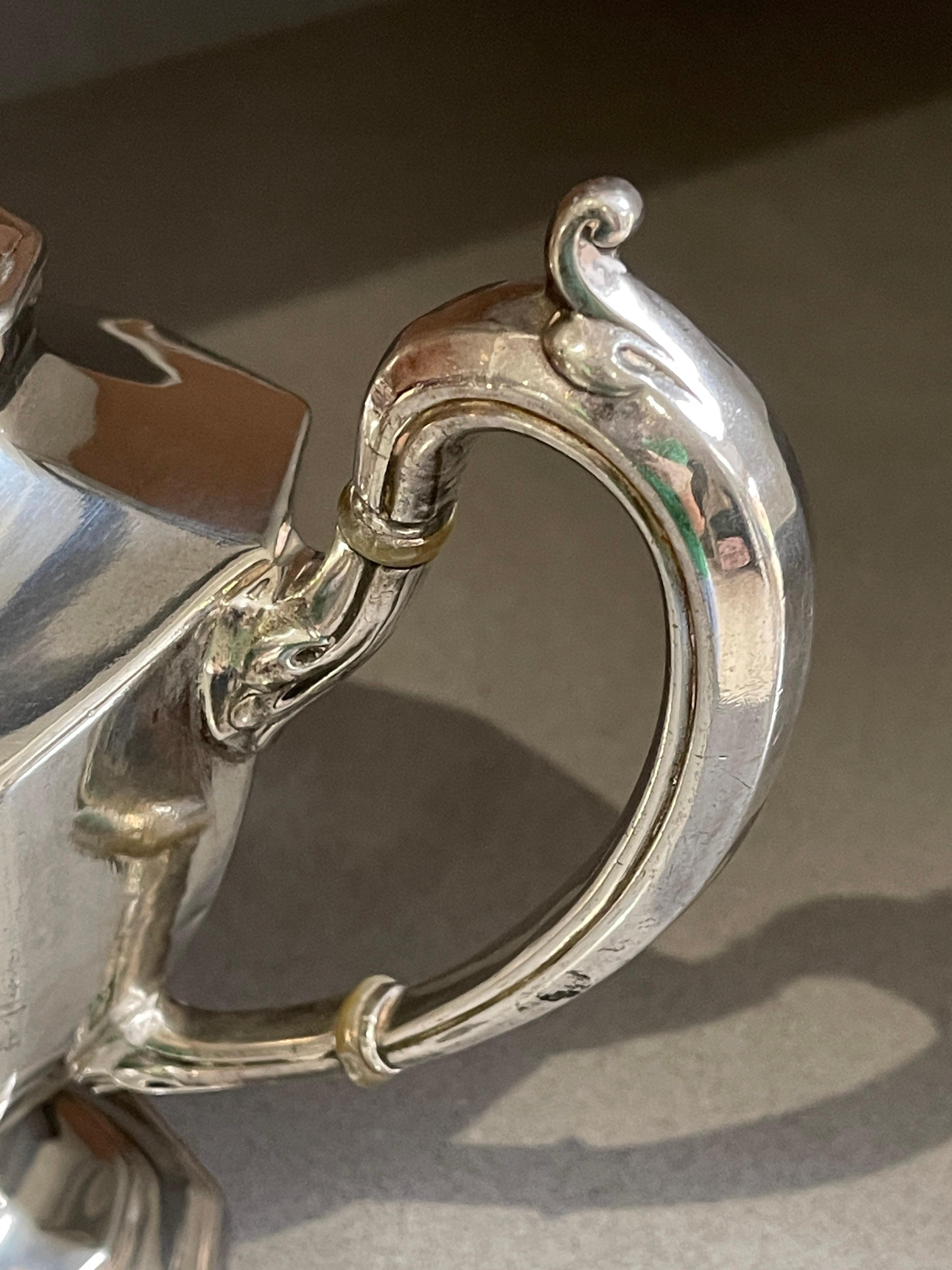 Antike Teekanne, Exklusive englische Art-Déco-Couchtisch aus Silber, Mid-Century-Couchtisch (Gebürstet) im Angebot