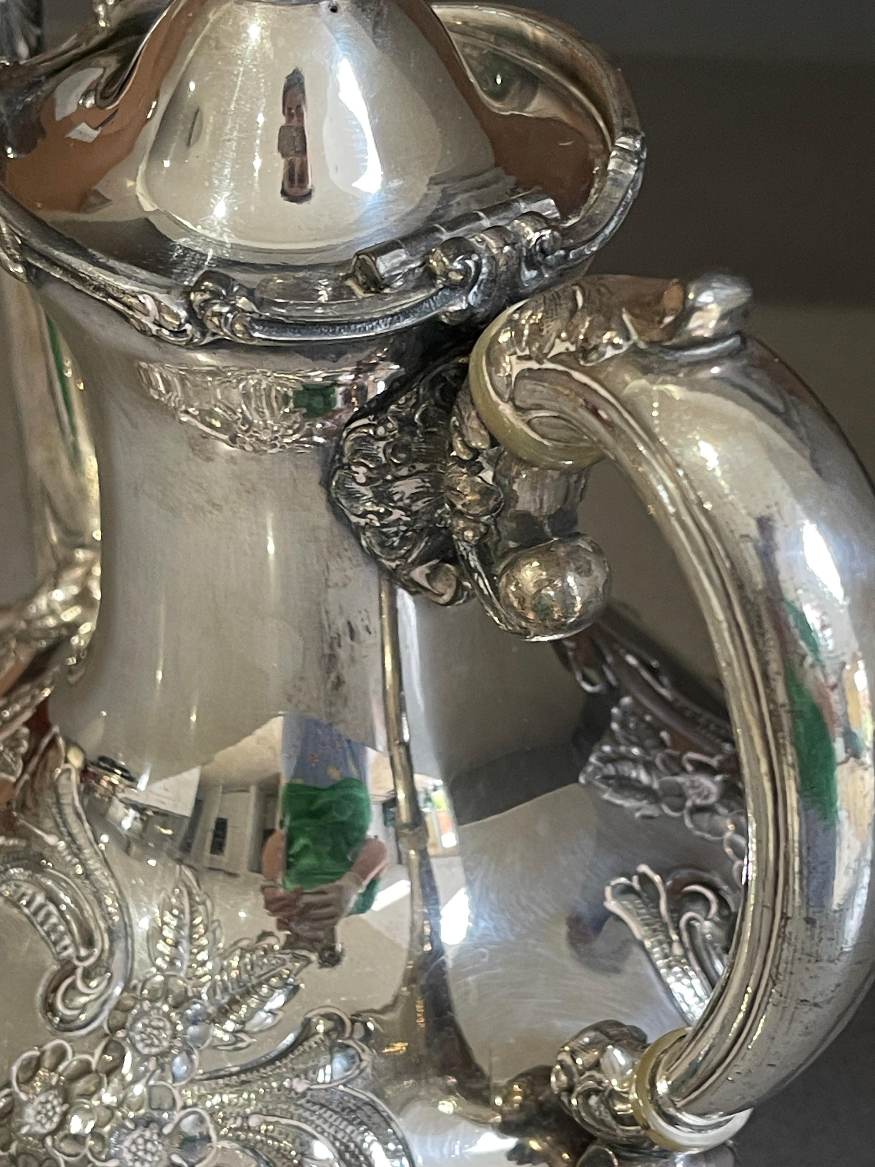 Antike Teekanne, exklusiver, geblümter englischer Silber-Couchtisch aus der Mitte des Jahrhunderts im Angebot 3