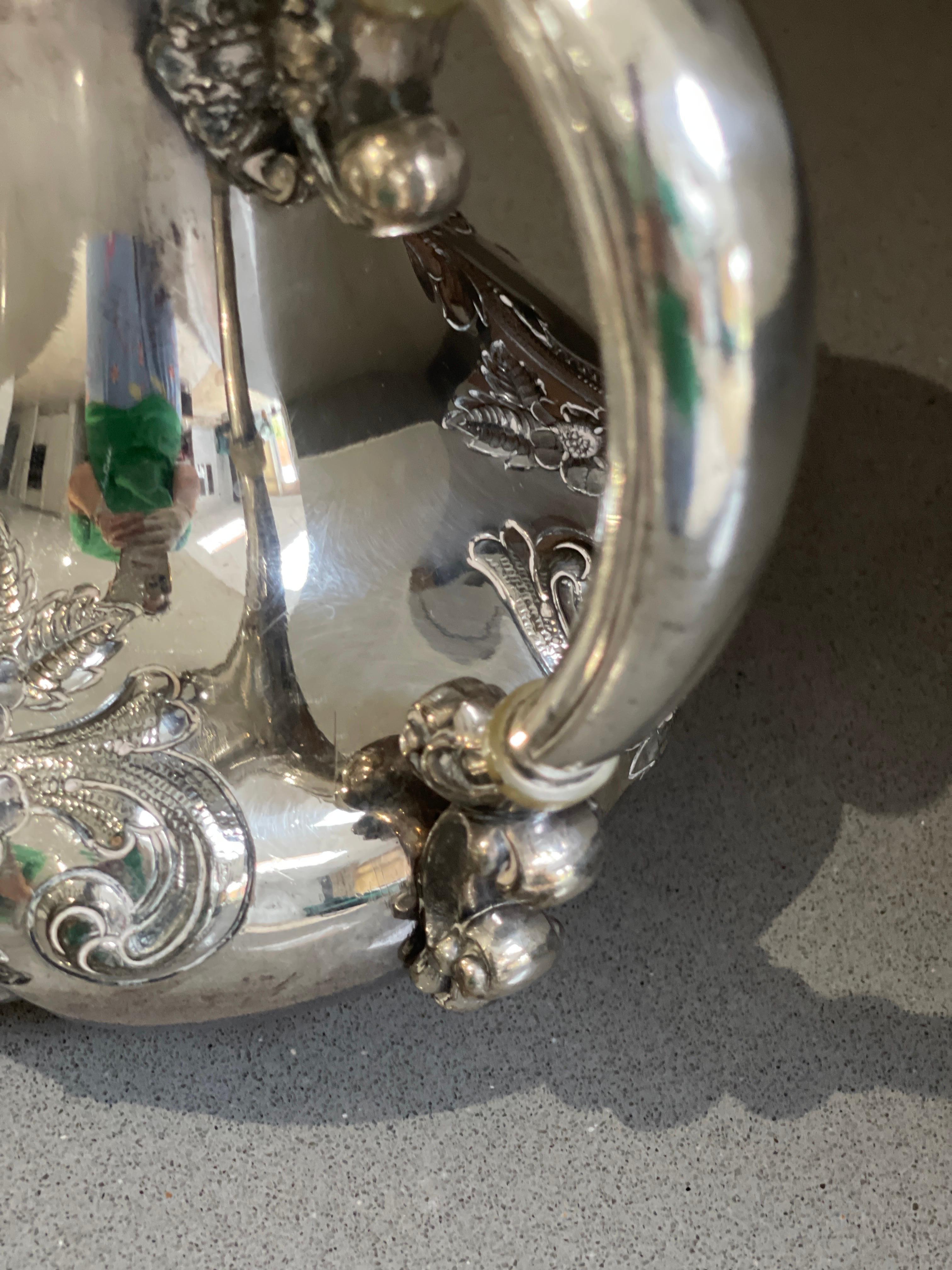 Teiera antica, esclusiva caffettiera d'argento floreale inglese del Mid Century in vendita 3