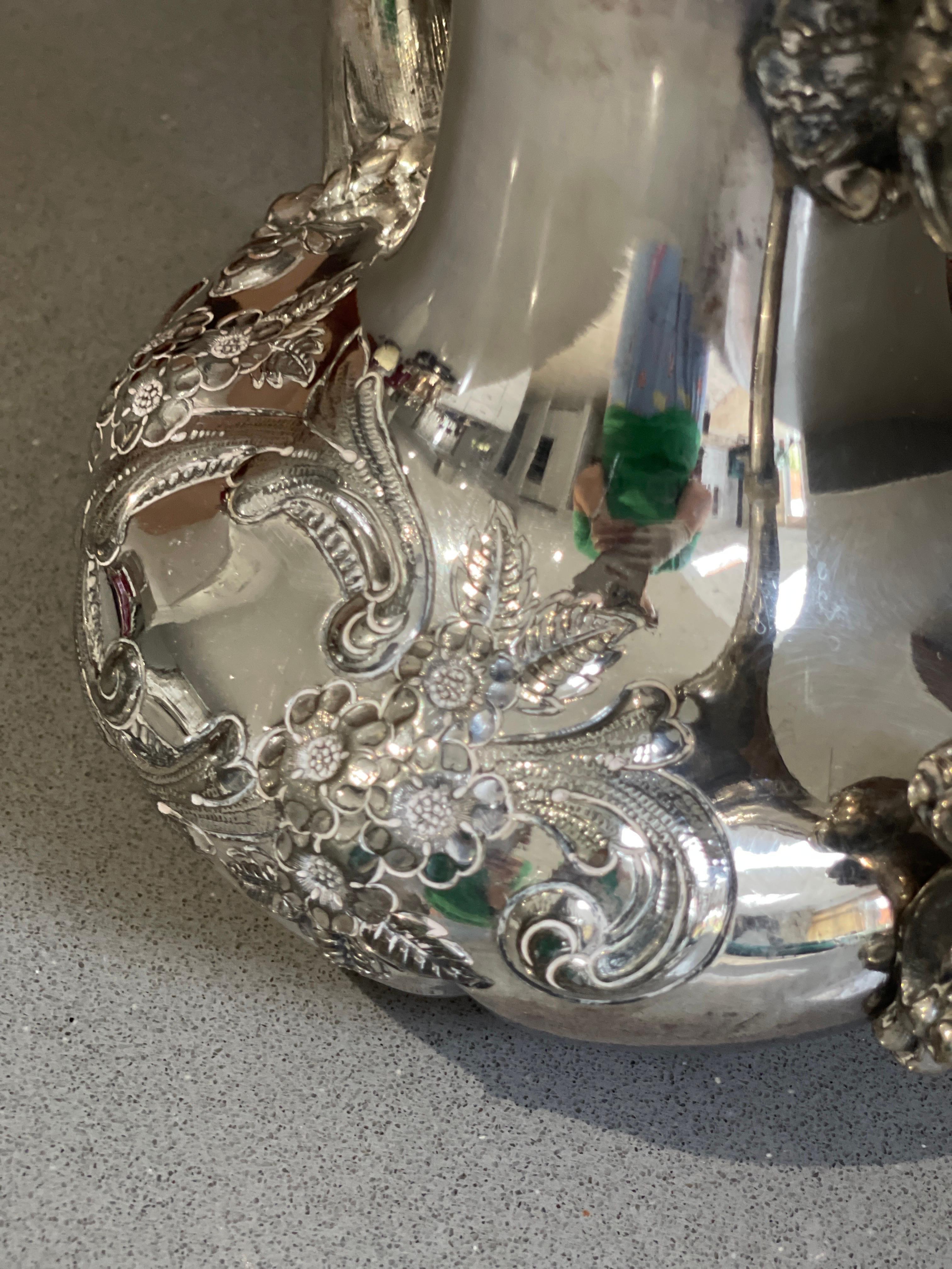 Teiera antica, esclusiva caffettiera d'argento floreale inglese del Mid Century in vendita 4
