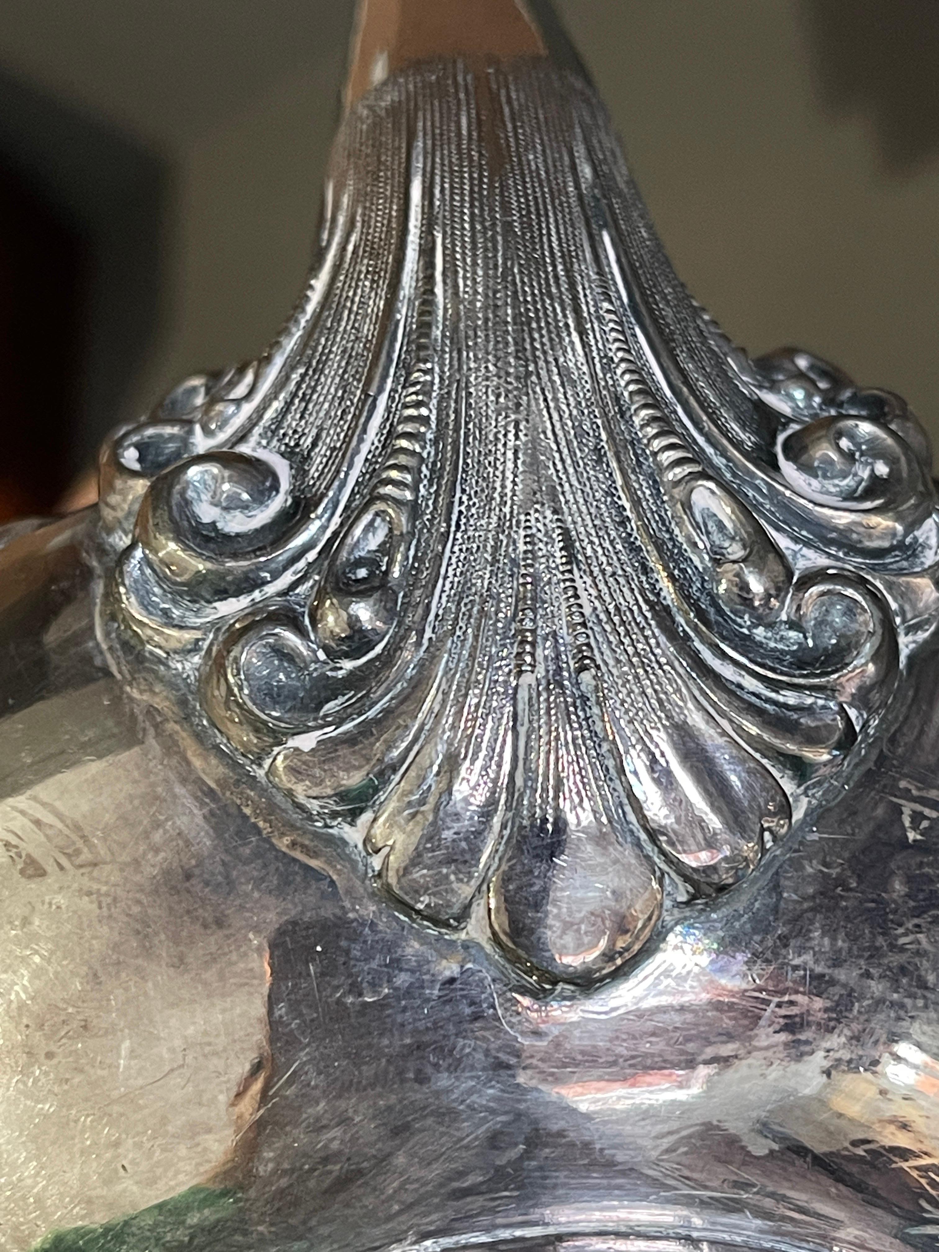 Antike Teekanne, exklusiver, geblümter englischer Silber-Couchtisch aus der Mitte des Jahrhunderts (Rokoko) im Angebot