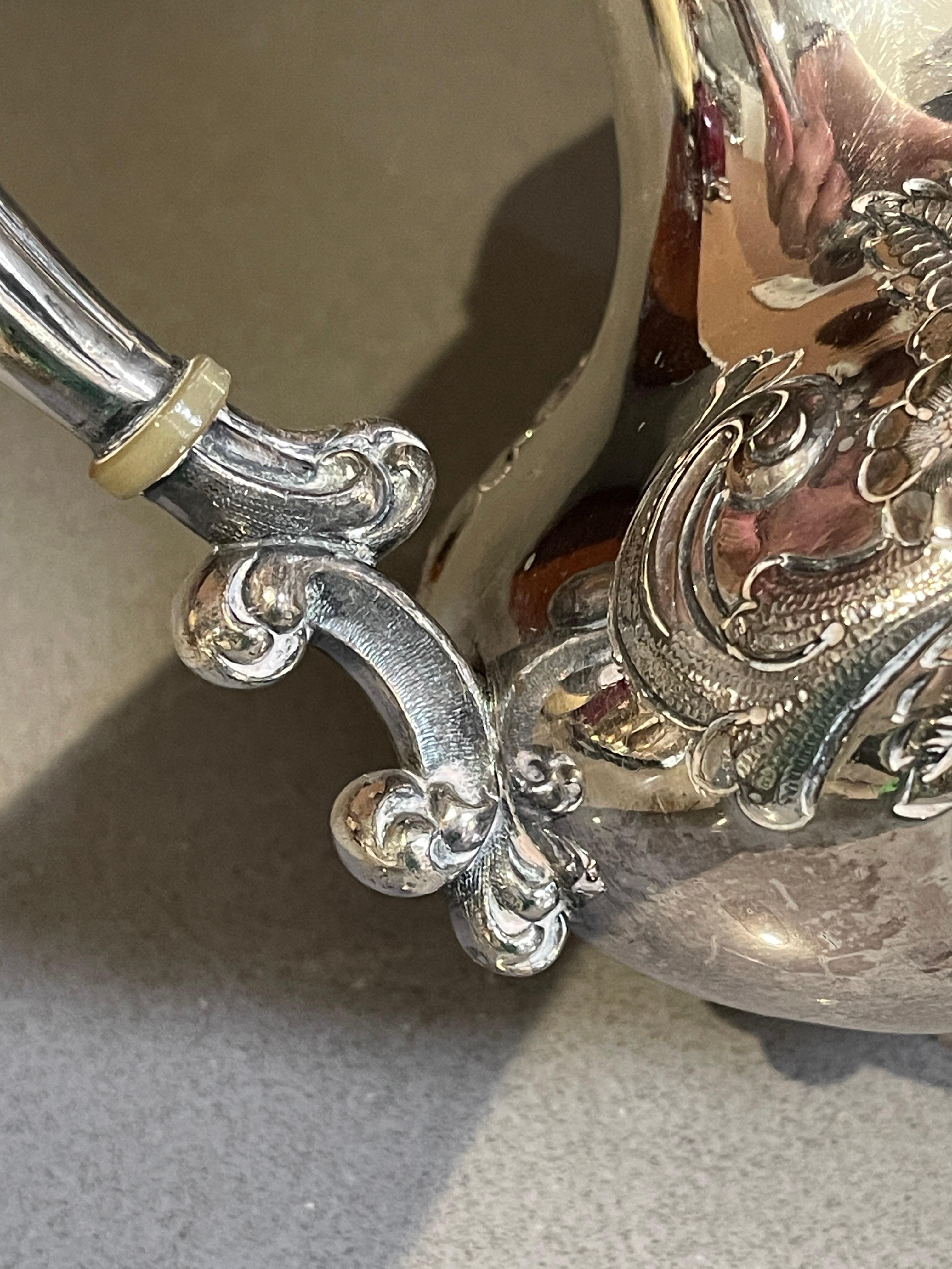 Antike Teekanne, exklusiver, geblümter englischer Silber-Couchtisch aus der Mitte des Jahrhunderts im Zustand „Hervorragend“ im Angebot in Hampshire, GB